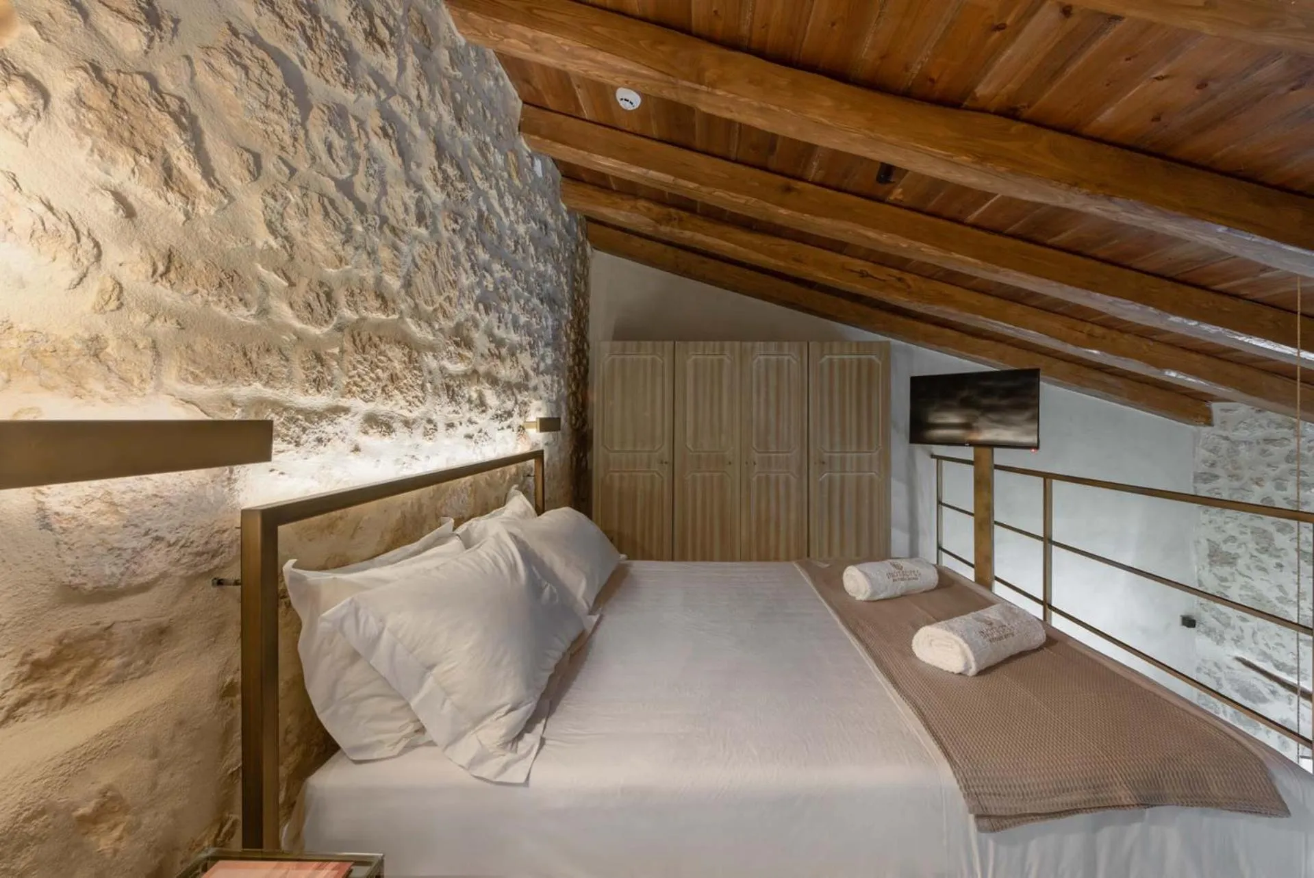 TV and multimedia, Bed in Inotropes Boutique Suites - Adults Only