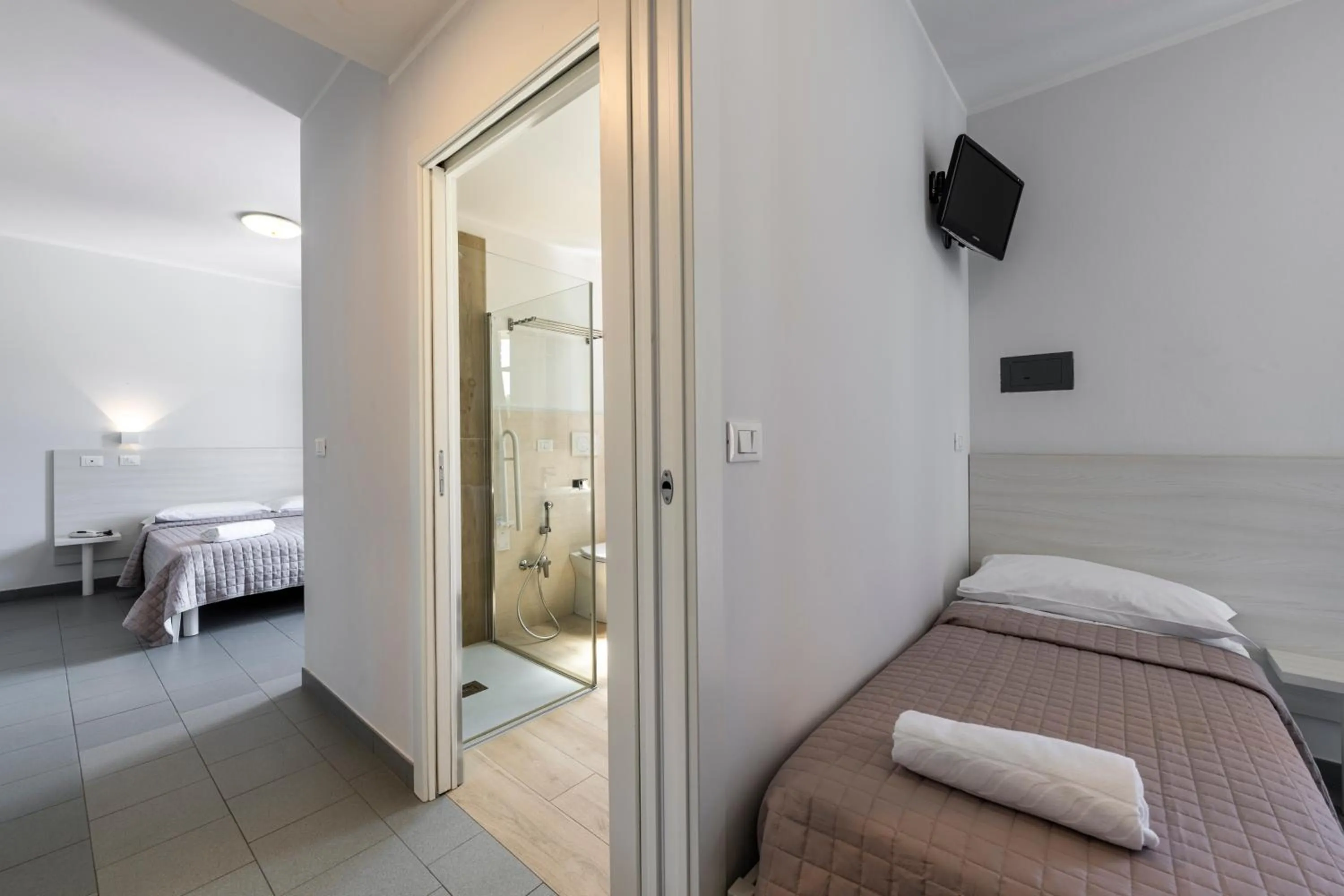 Bathroom, Bed in Hotel La Siesta