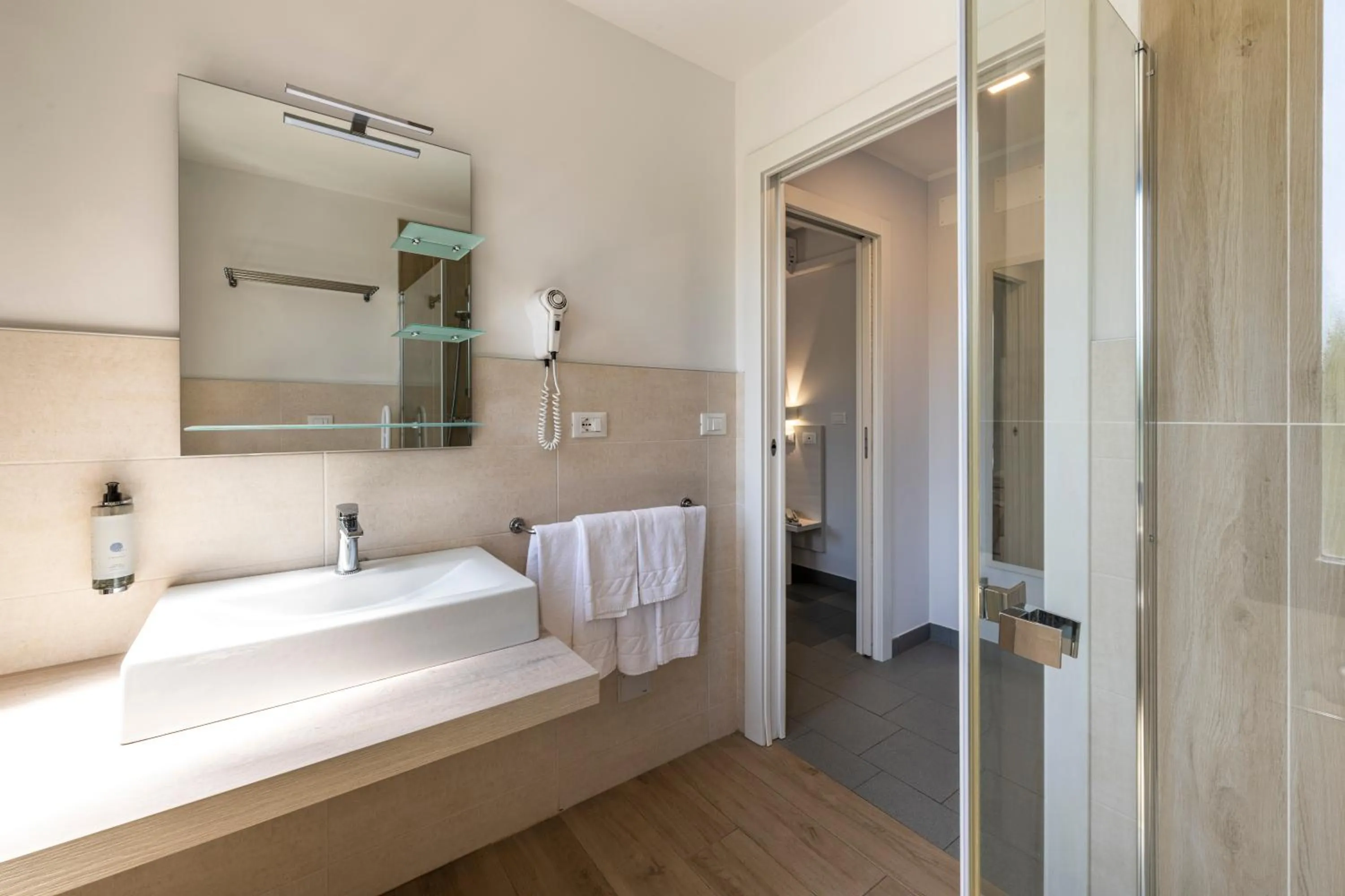Bathroom, Bed in Hotel La Siesta