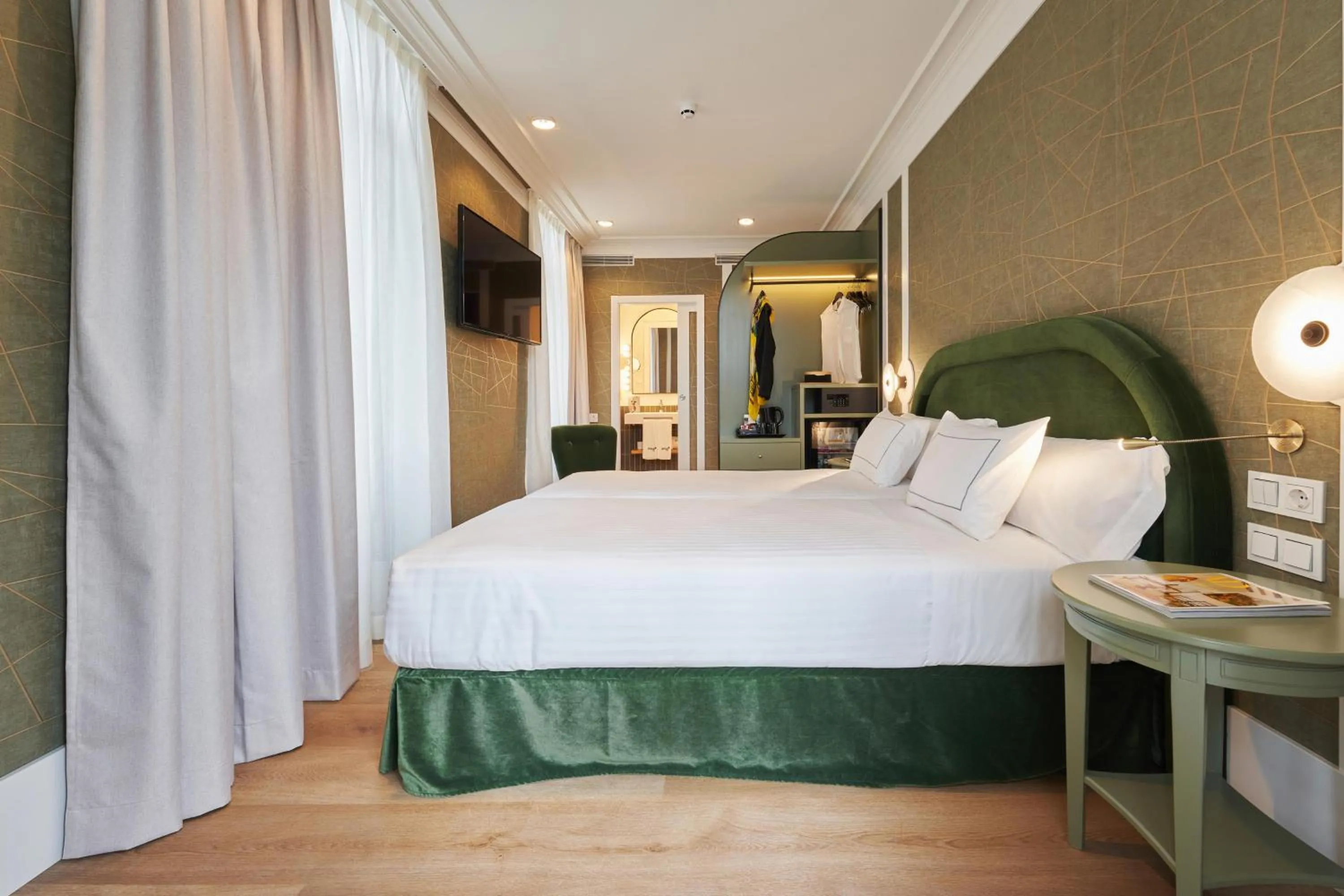 Photo of the whole room, Bed in Intelier Villa Katalina