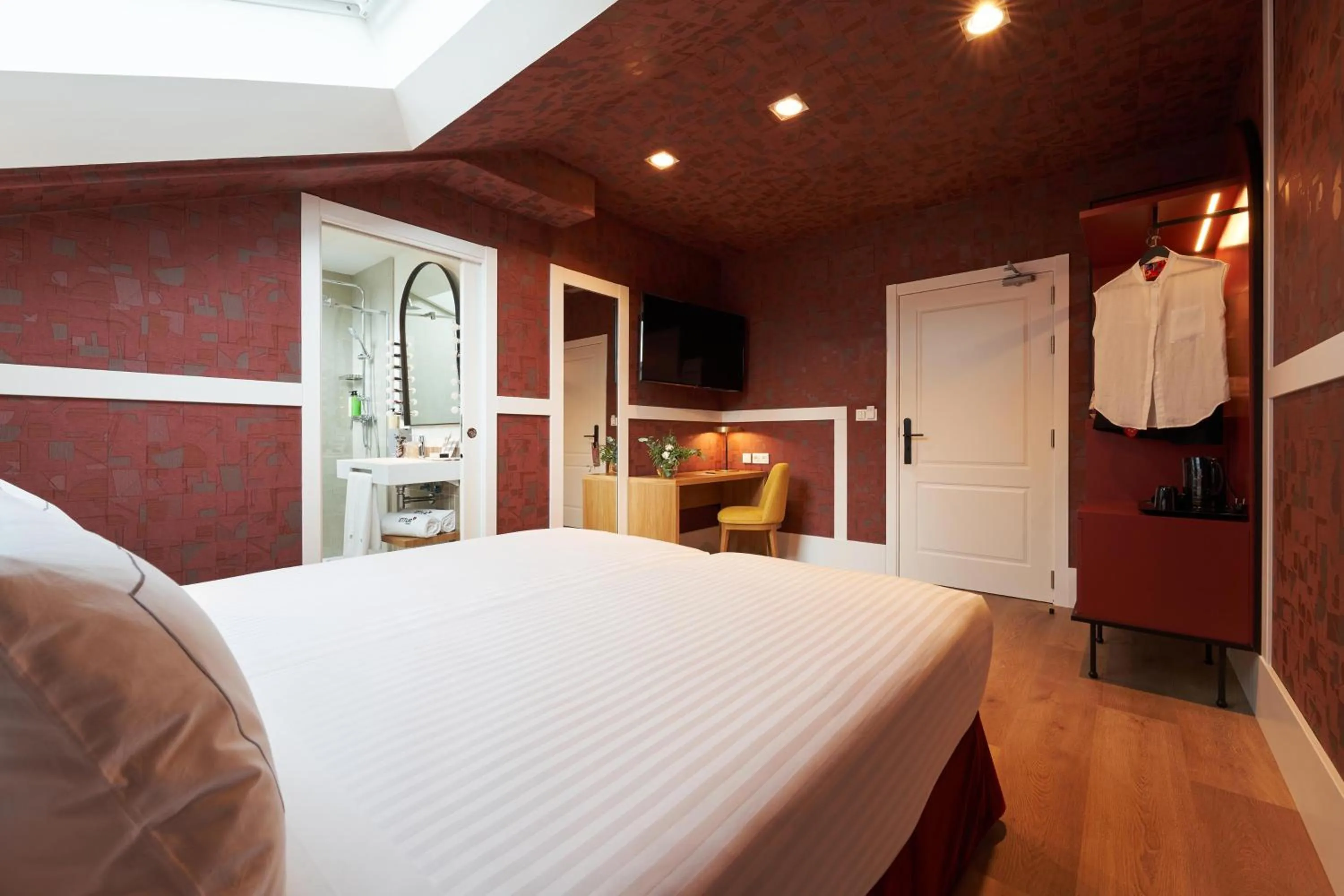 Photo of the whole room, Bed in Intelier Villa Katalina