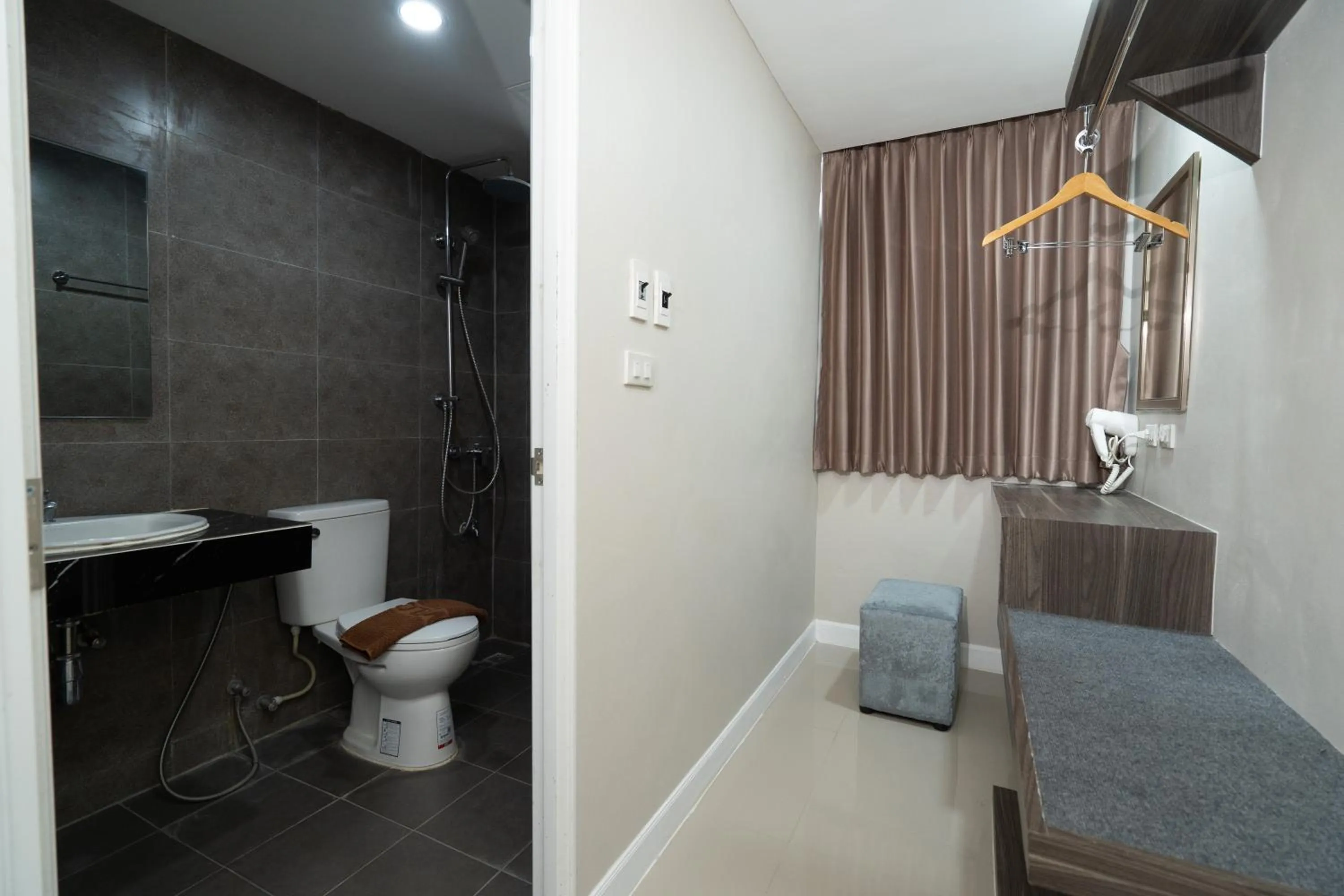 Toilet in We Resident Hotel