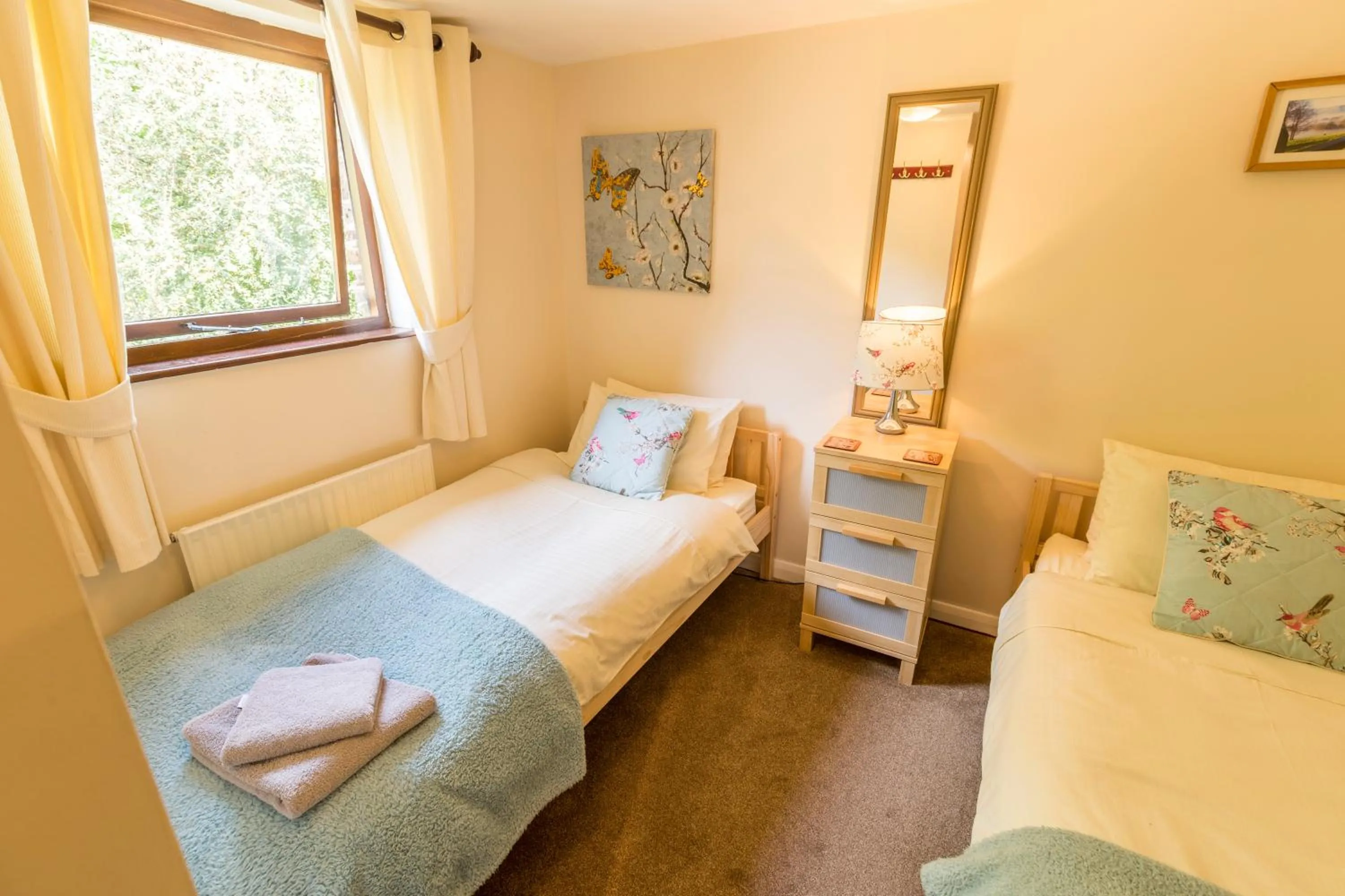 Bedroom, Bed in Birch Cottage