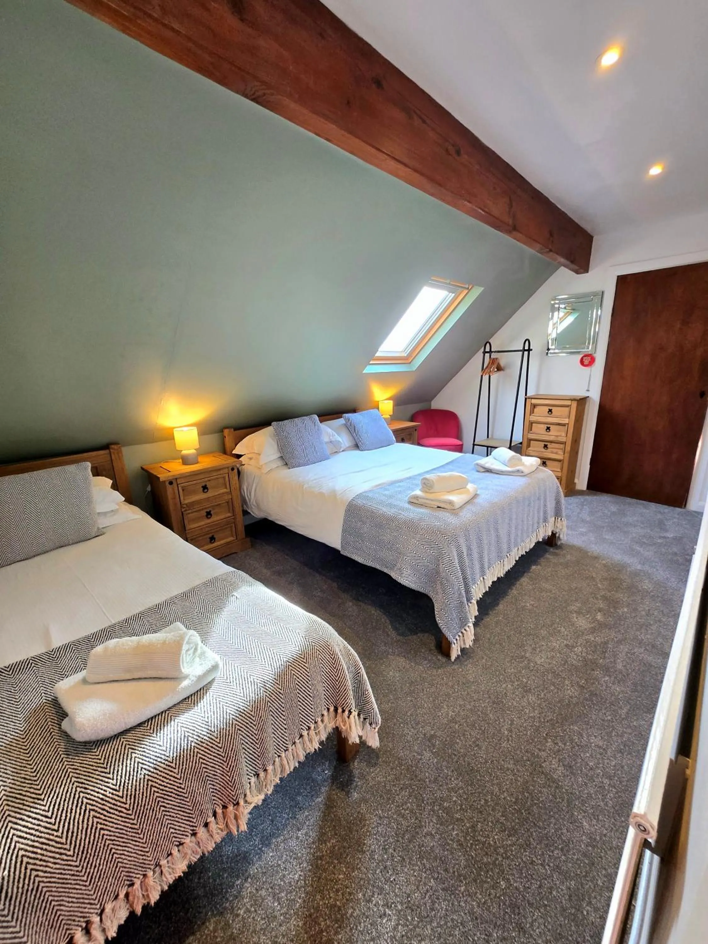 Bedroom, Bed in Birch Cottage