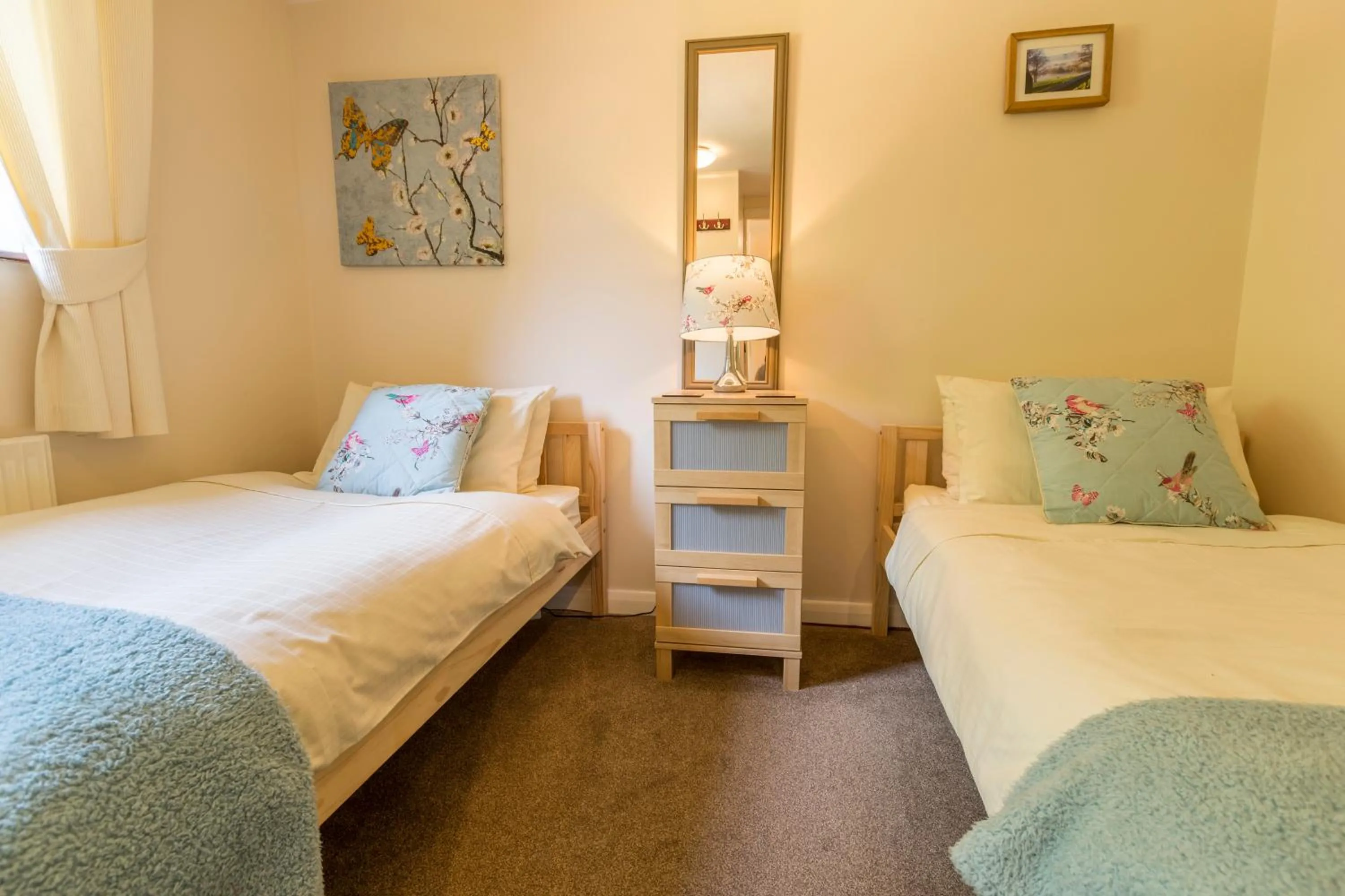Bedroom, Bed in Birch Cottage