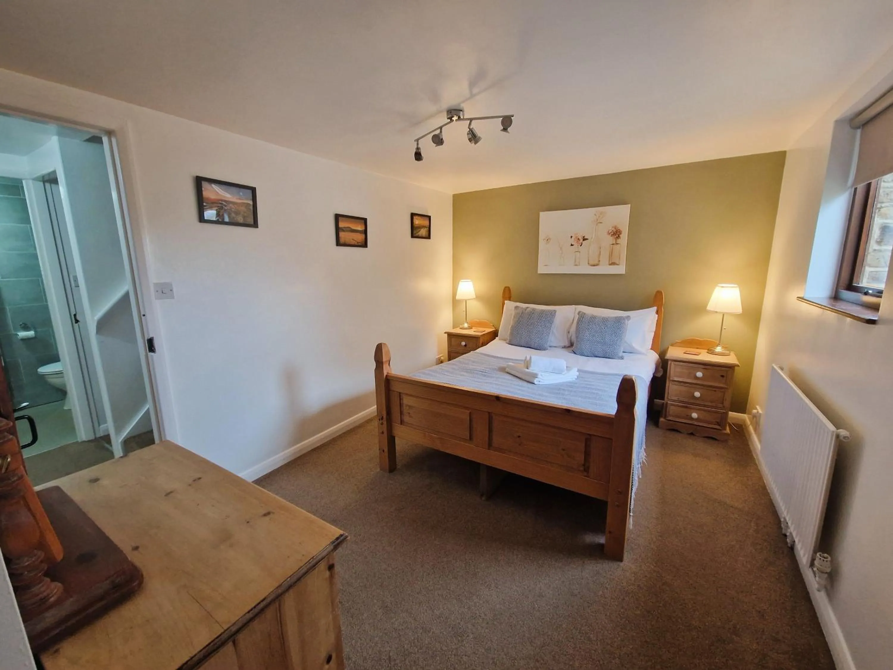 Bedroom, Bed in Birch Cottage