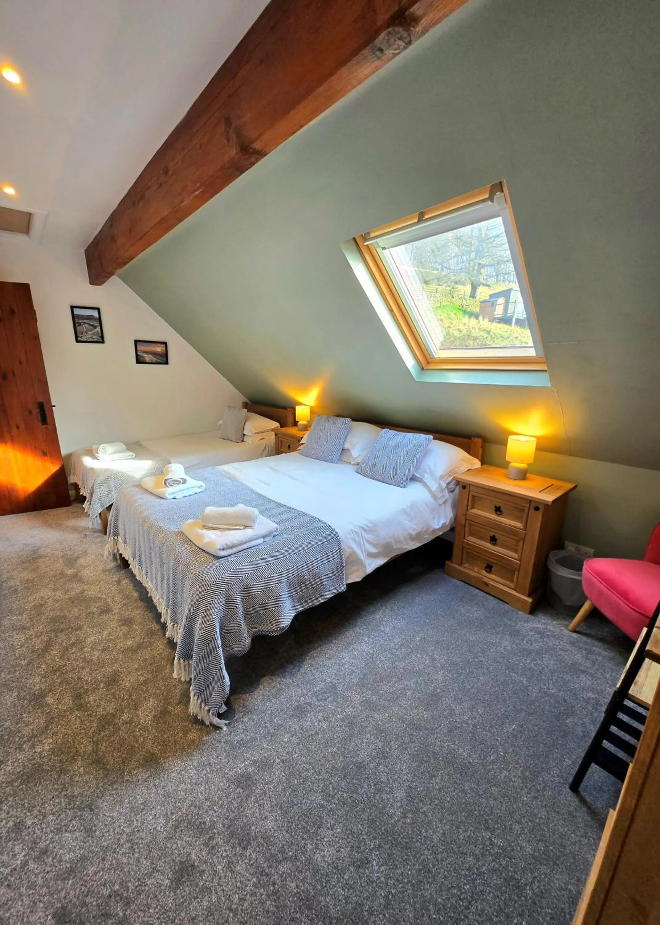 Bedroom, Bed in Birch Cottage