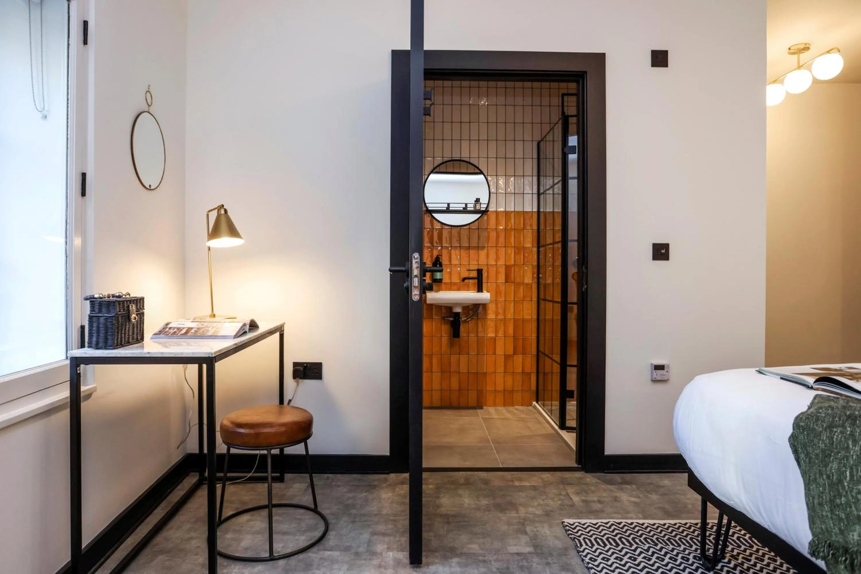 Bathroom, Bed in The Brewers Rooms Contemporary Aparthotel