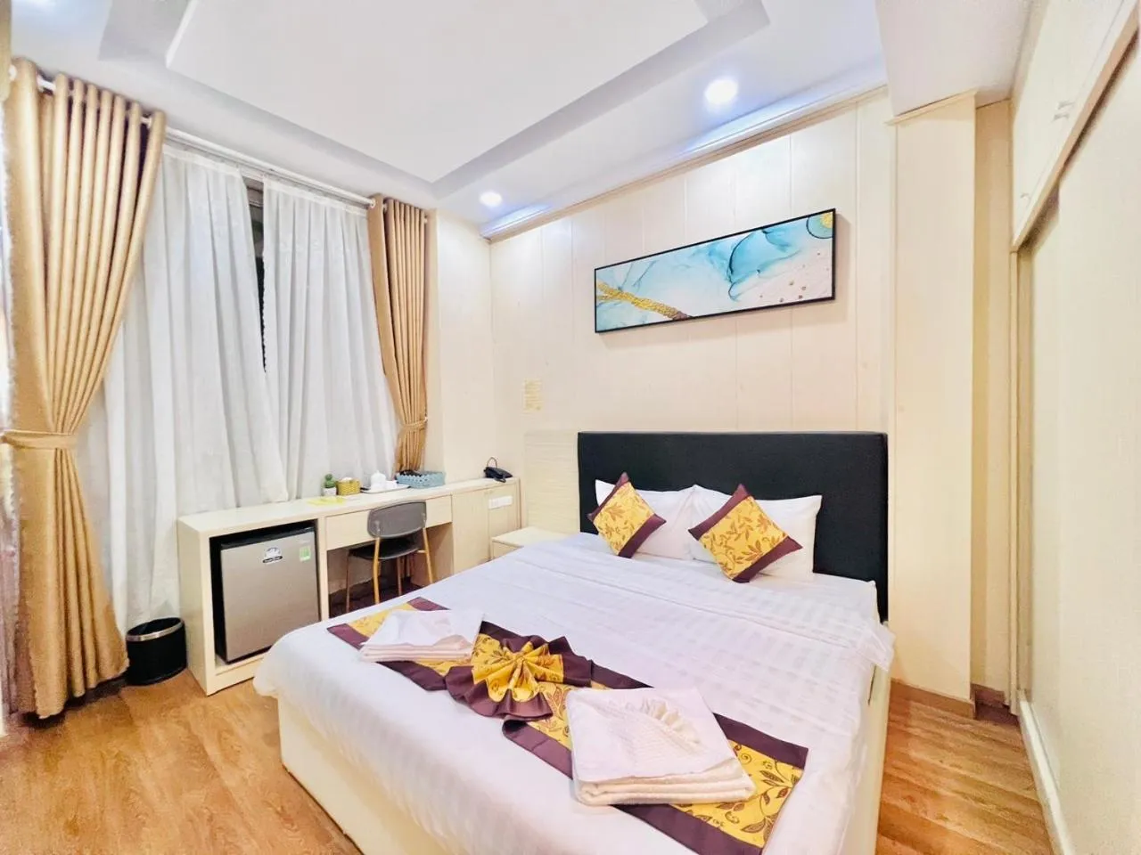 Queen Room in Truc Huyen Hotel