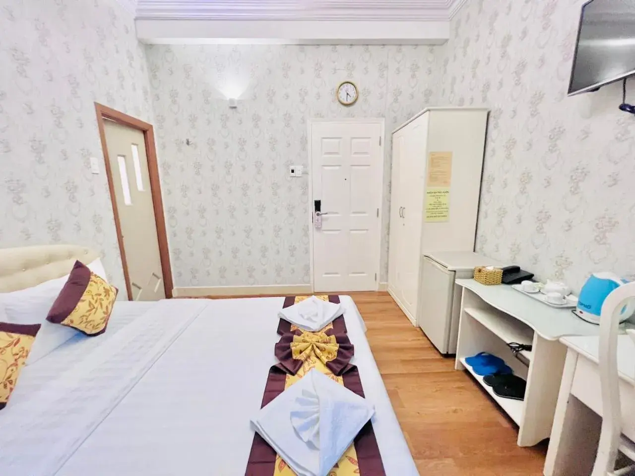 Deluxe Queen Room in Truc Huyen Hotel Deluxe Queen Room in Truc Huyen Hotel