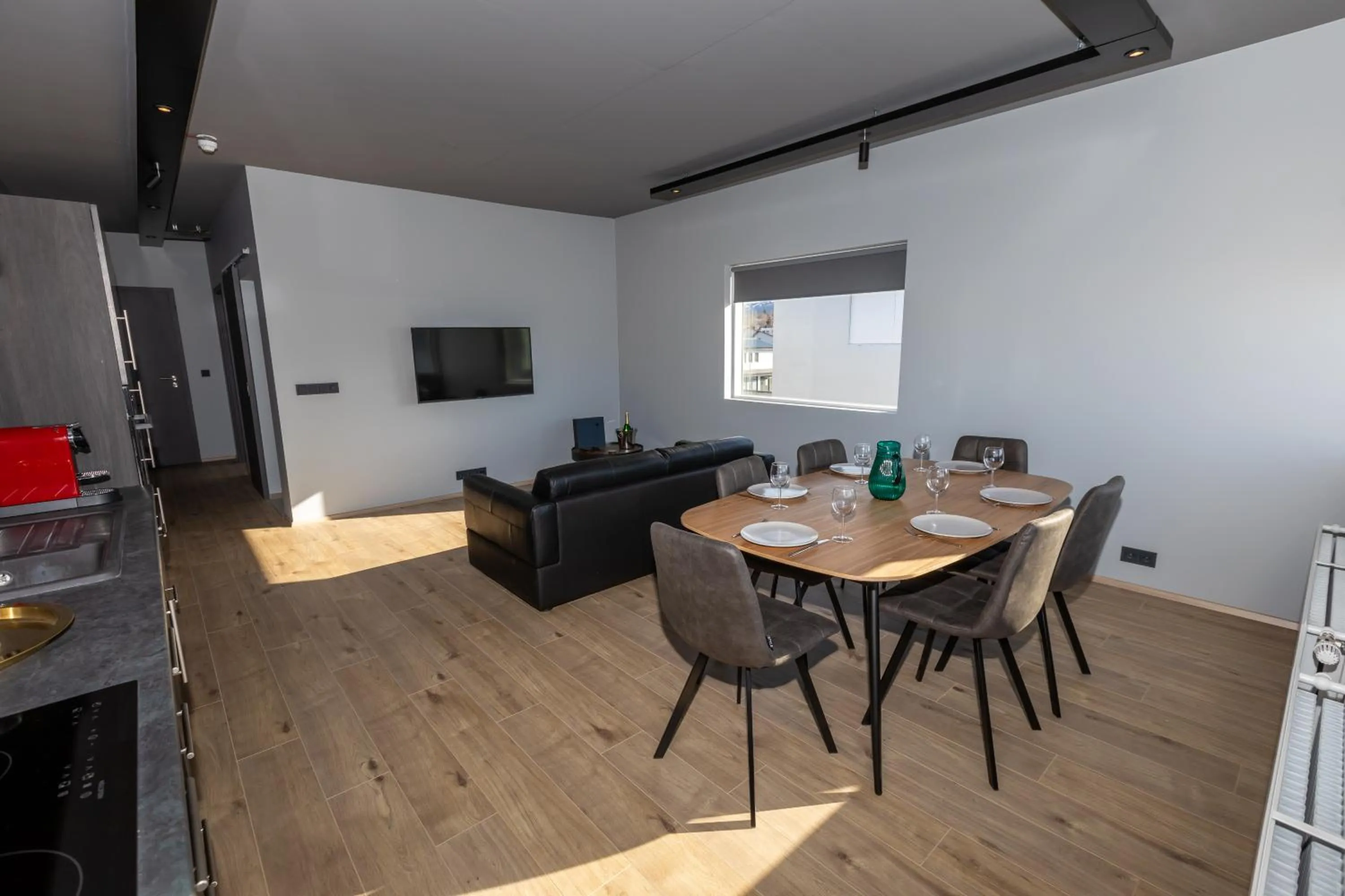 Dining area in Akureyri Lux Apartments with hot tub access