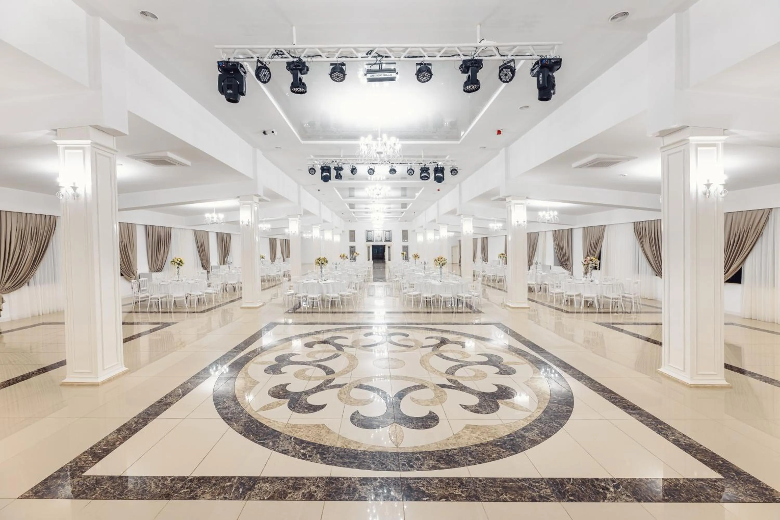 Restaurant/places to eat in Hotel Chateau Kvirike