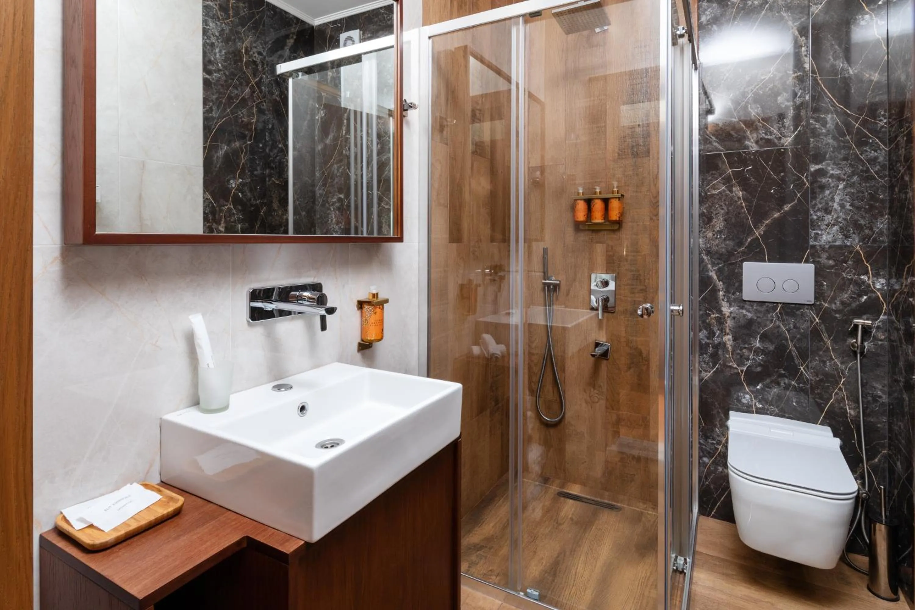 Shower in Hotel Chateau Kvirike