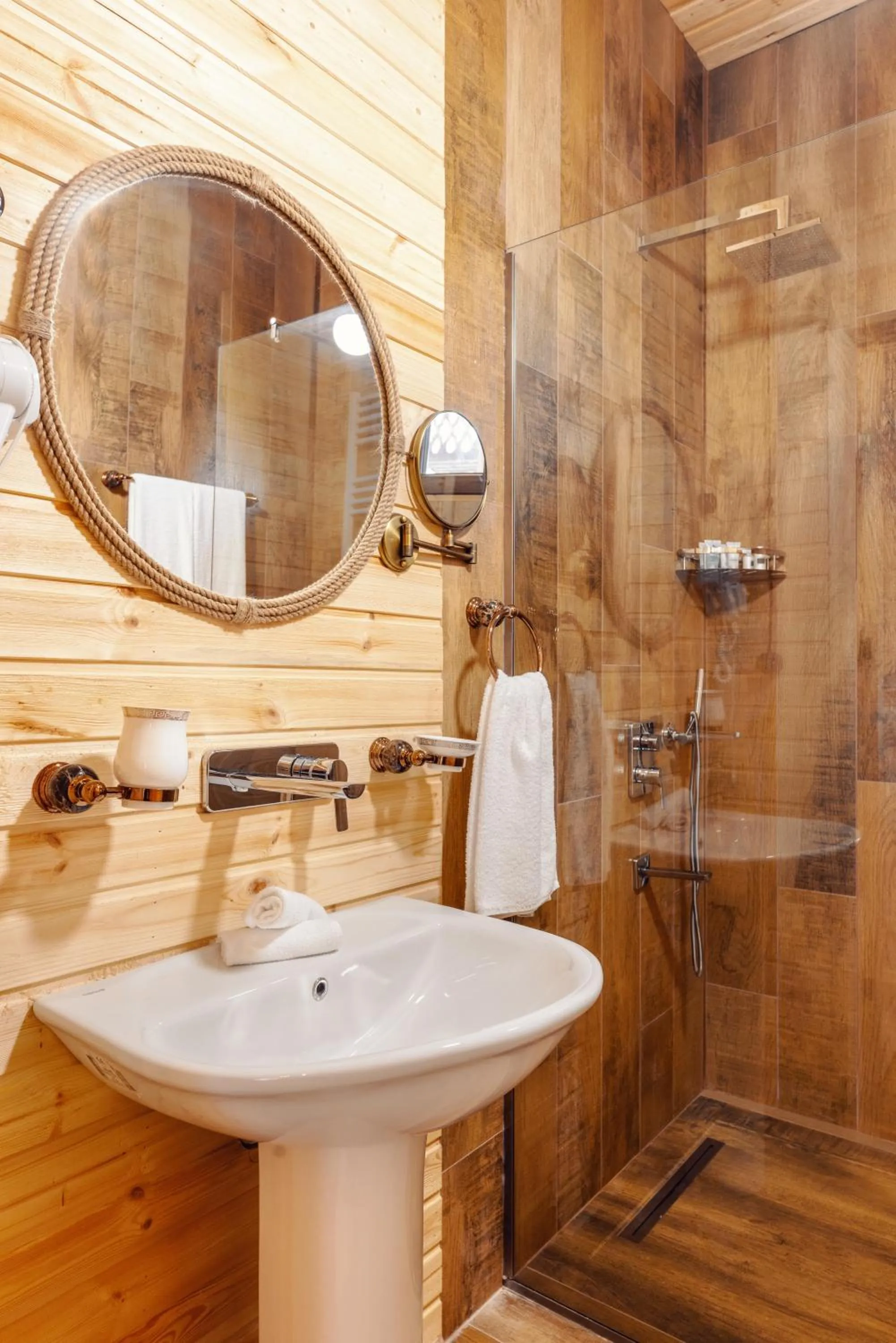 Shower in Hotel Chateau Kvirike