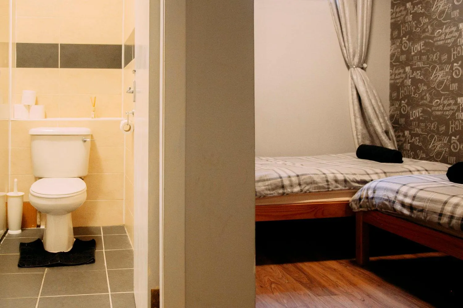 Twin Room with Bathroom in Edinburgh Backpackers - over 18s only