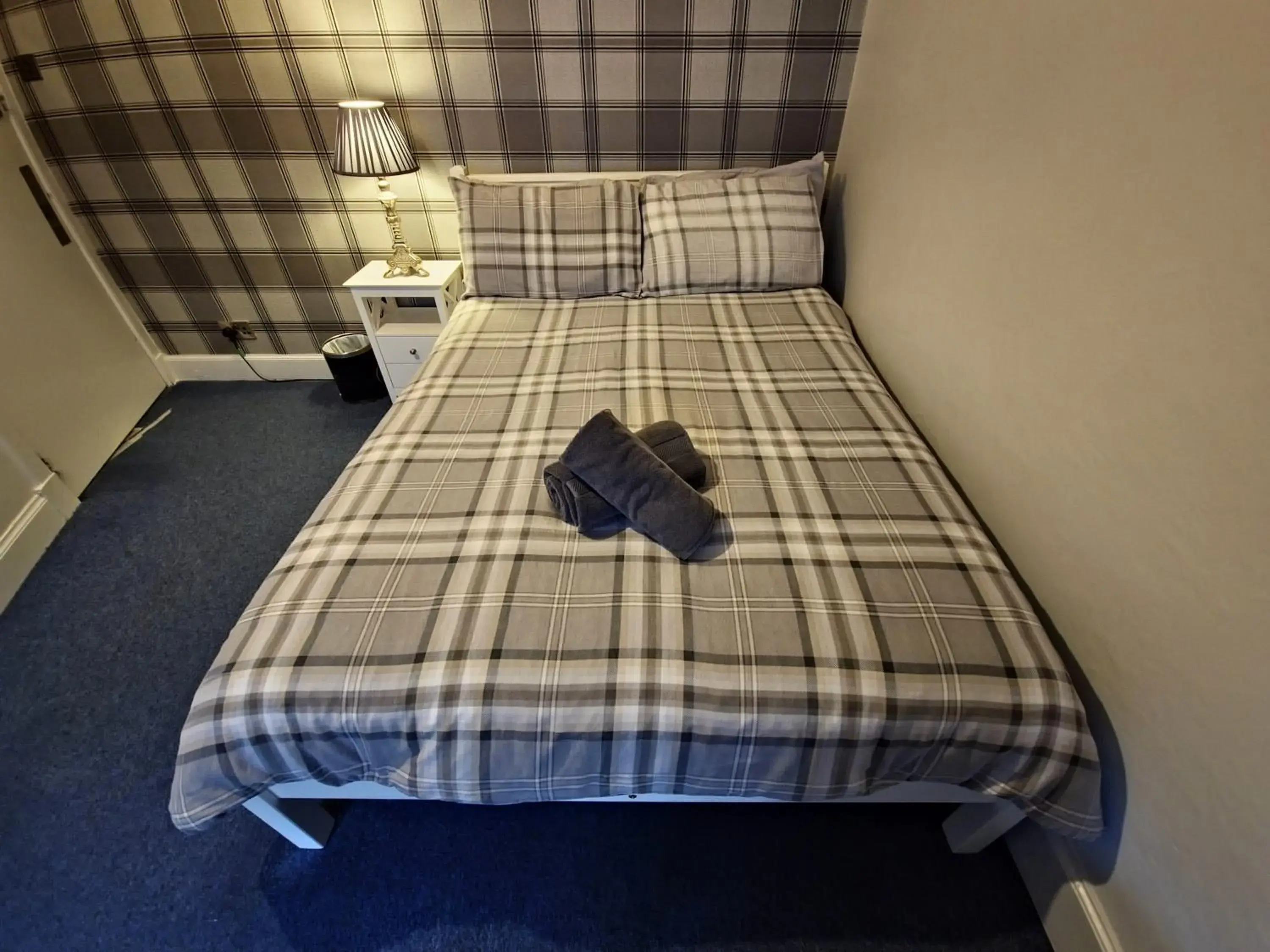 Double Room with Private Bathroom in Edinburgh Backpackers - over 18s only Double Room with Private Bathroom in Edinburgh Backpackers - over 18s only