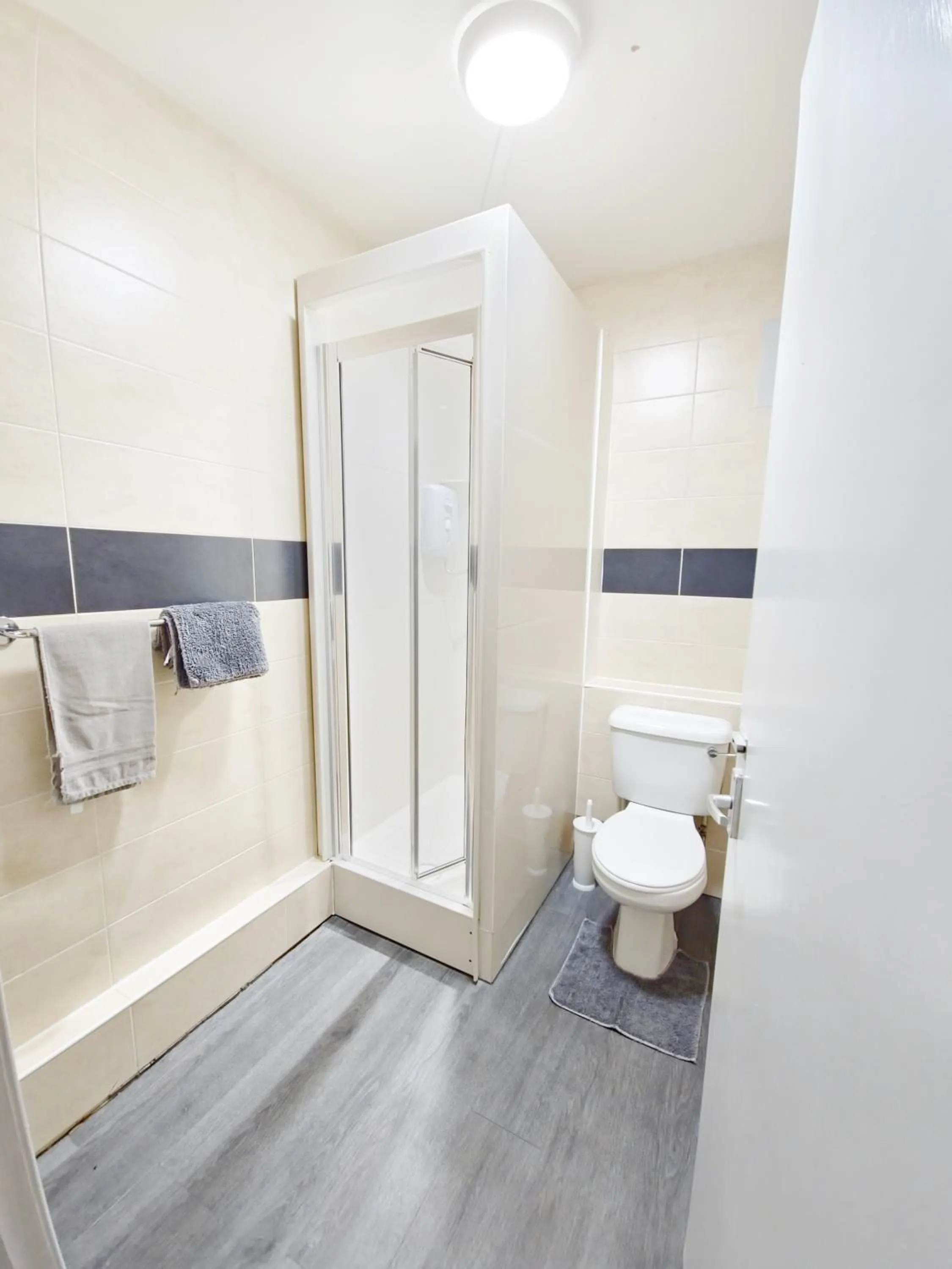 Bathroom in Edinburgh Backpackers - over 18s only