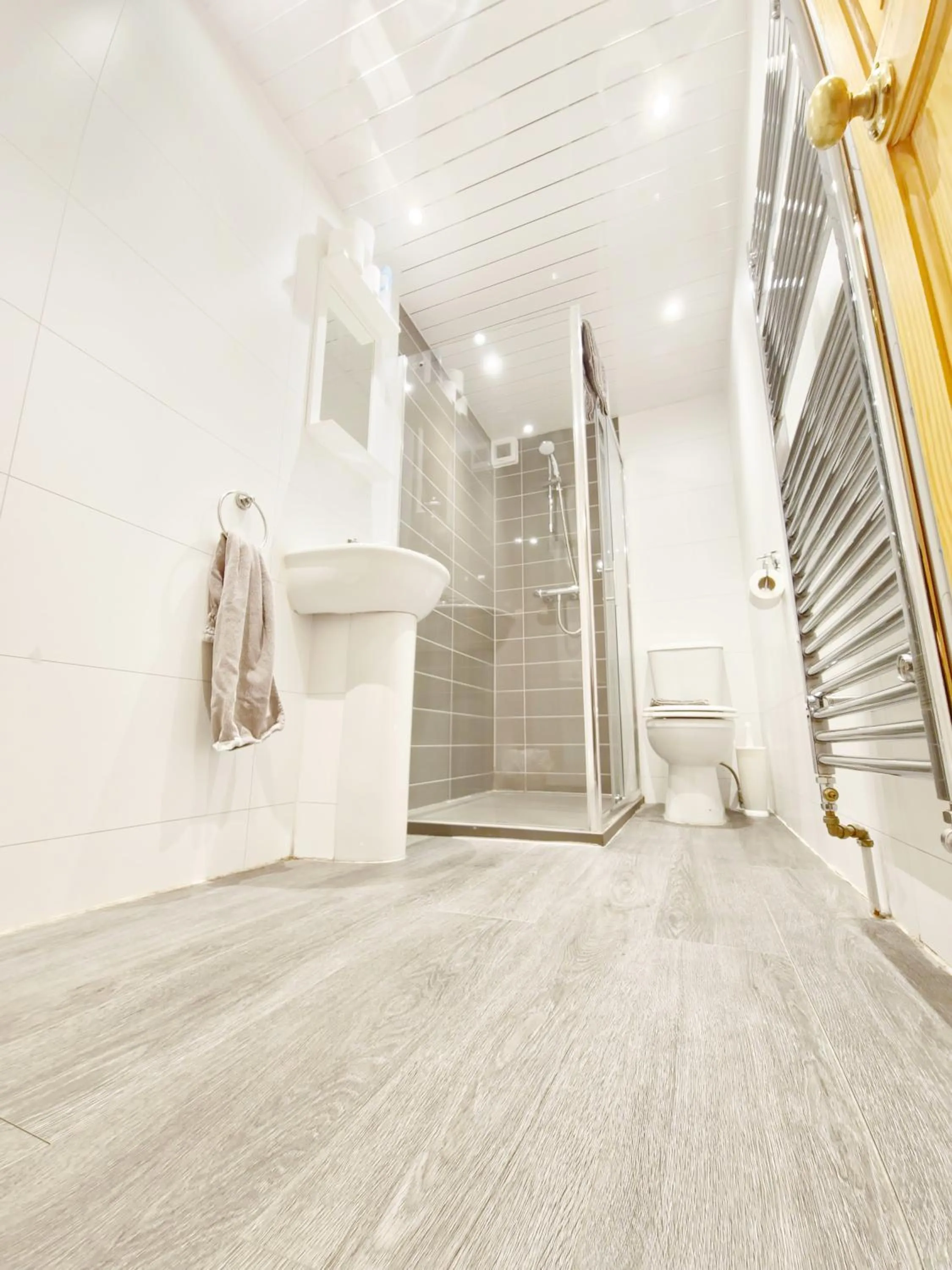 Bathroom in Edinburgh Backpackers - over 18s only