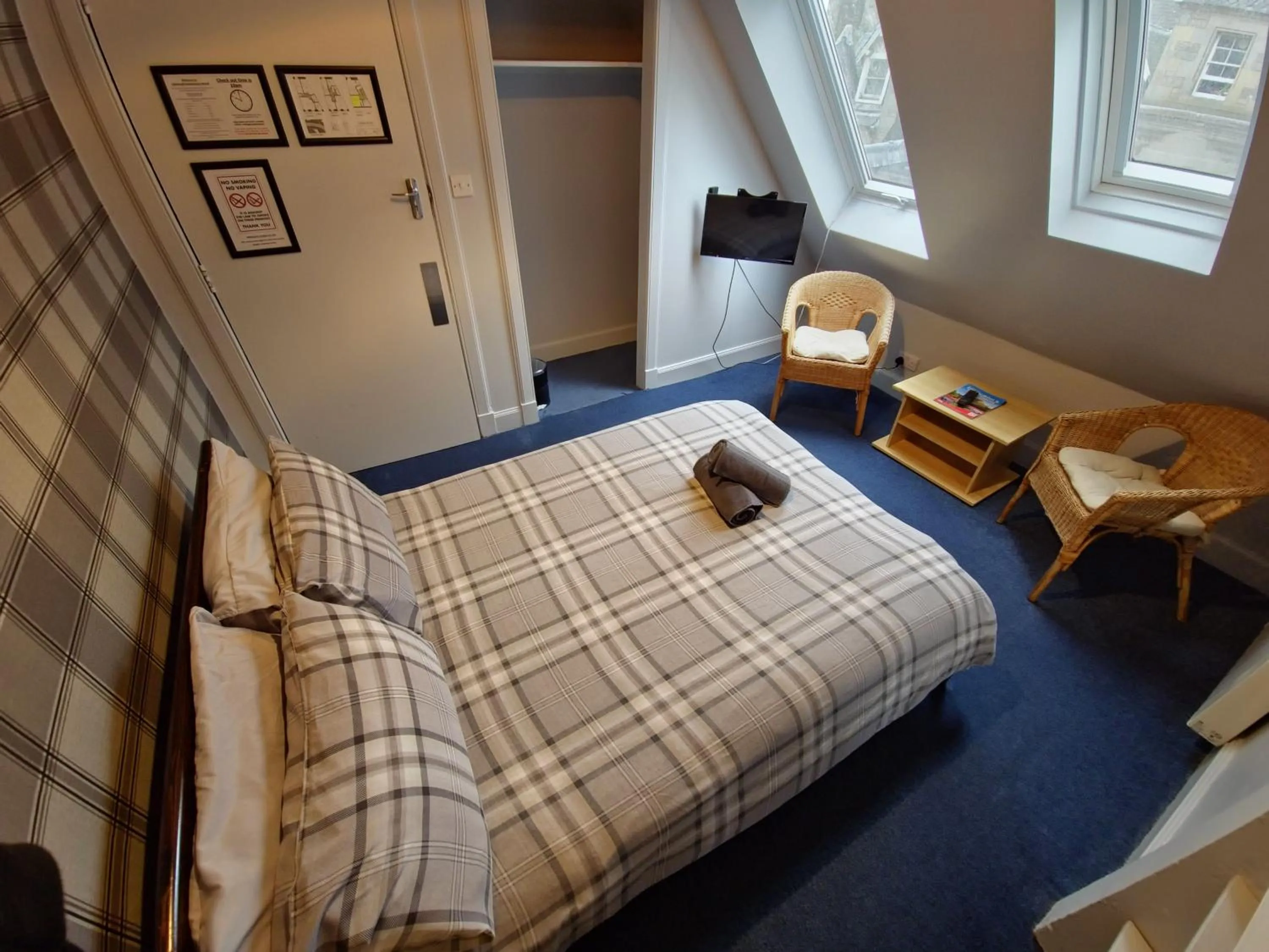 Photo of the whole room, Bed in Edinburgh Backpackers - over 18s only