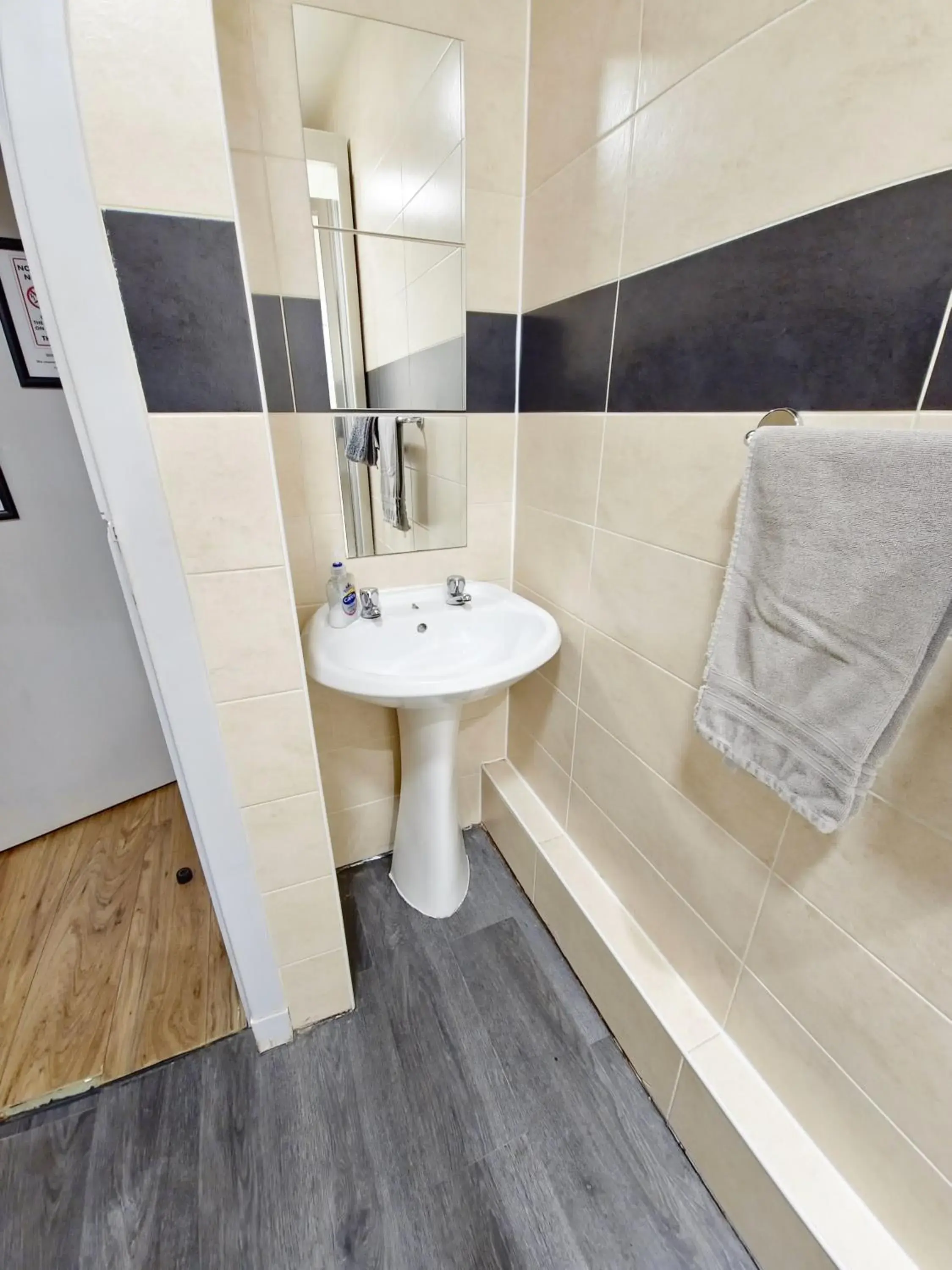 Twin Room with Bathroom in Edinburgh Backpackers - over 18s only Twin Room with Bathroom in Edinburgh Backpackers - over 18s only