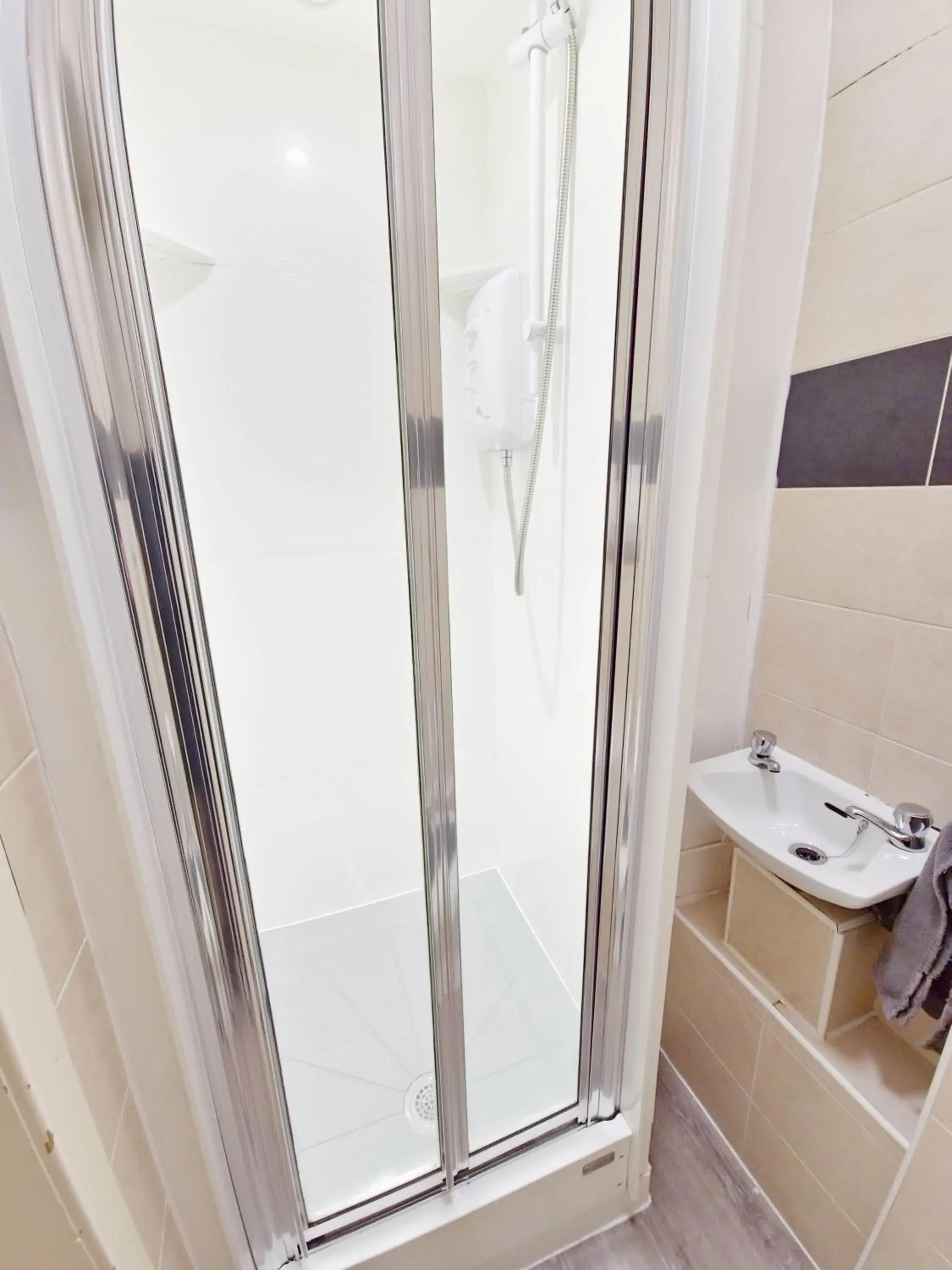 Double Room with Private Bathroom in Edinburgh Backpackers - over 18s only Double Room with Private Bathroom in Edinburgh Backpackers - over 18s only