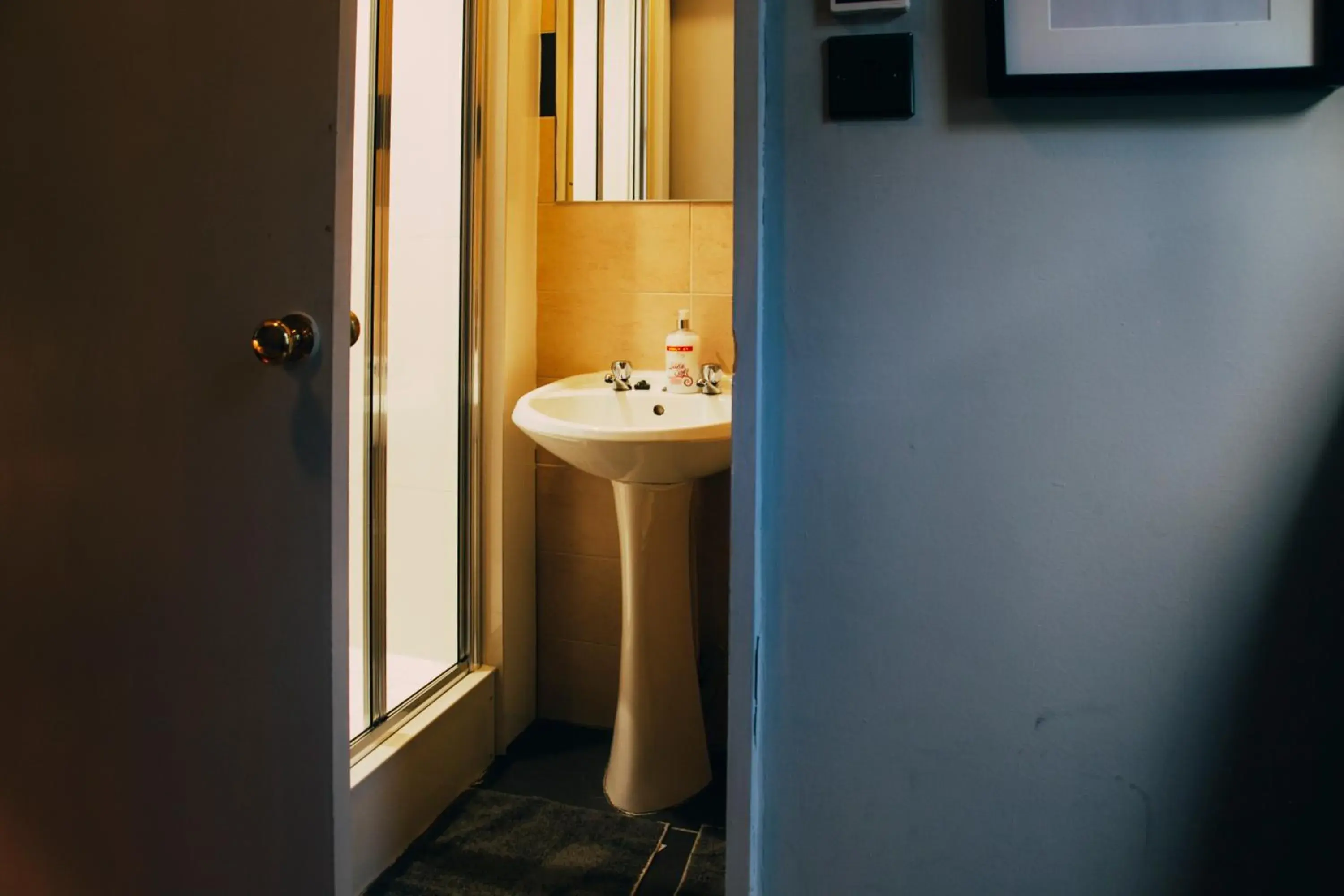 Twin Room with Bathroom in Edinburgh Backpackers - over 18s only Twin Room with Bathroom in Edinburgh Backpackers - over 18s only