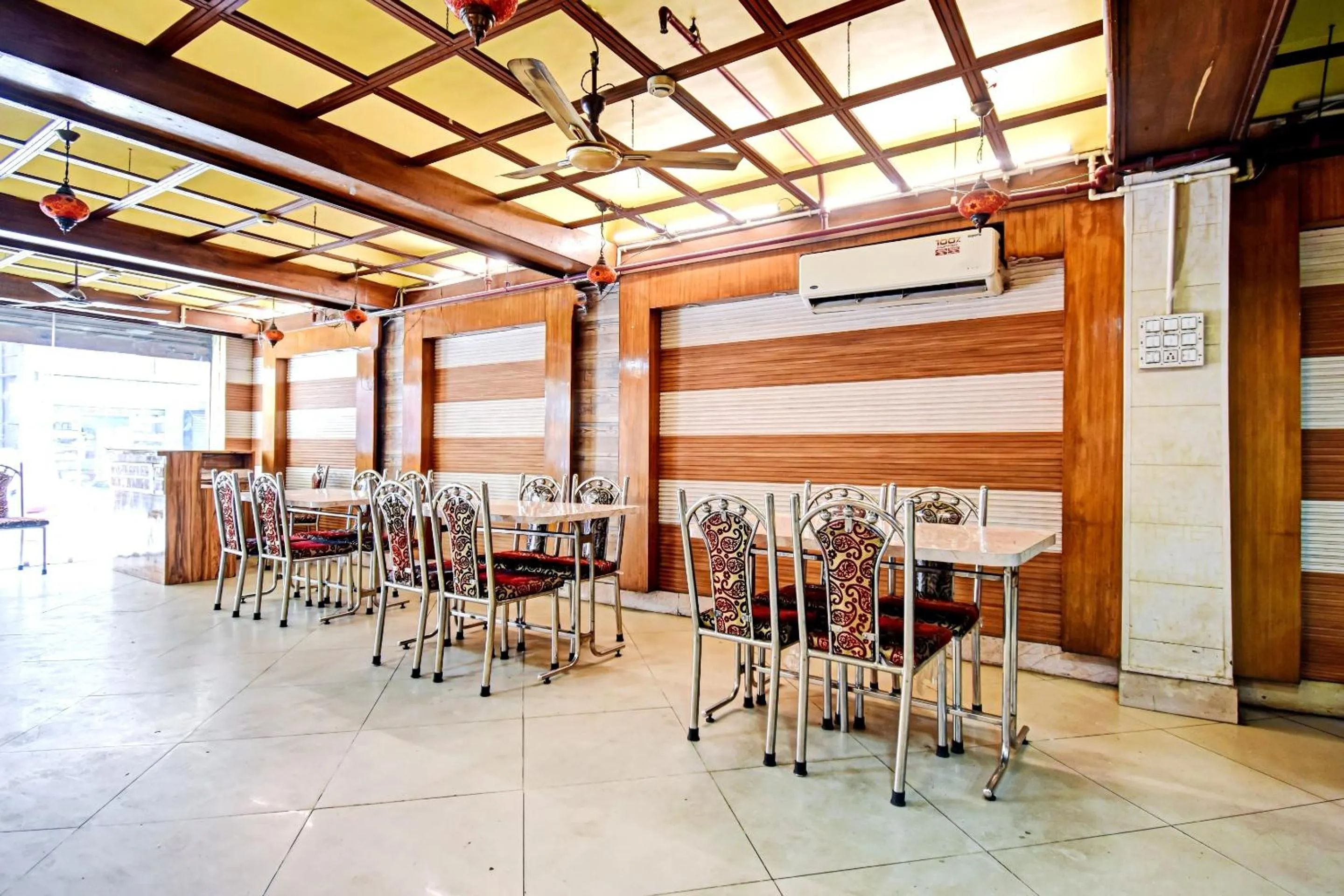 Restaurant/places to eat in Hotel O Shree Krishna International