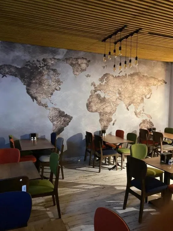 Restaurant/places to eat in Victorious Hotel