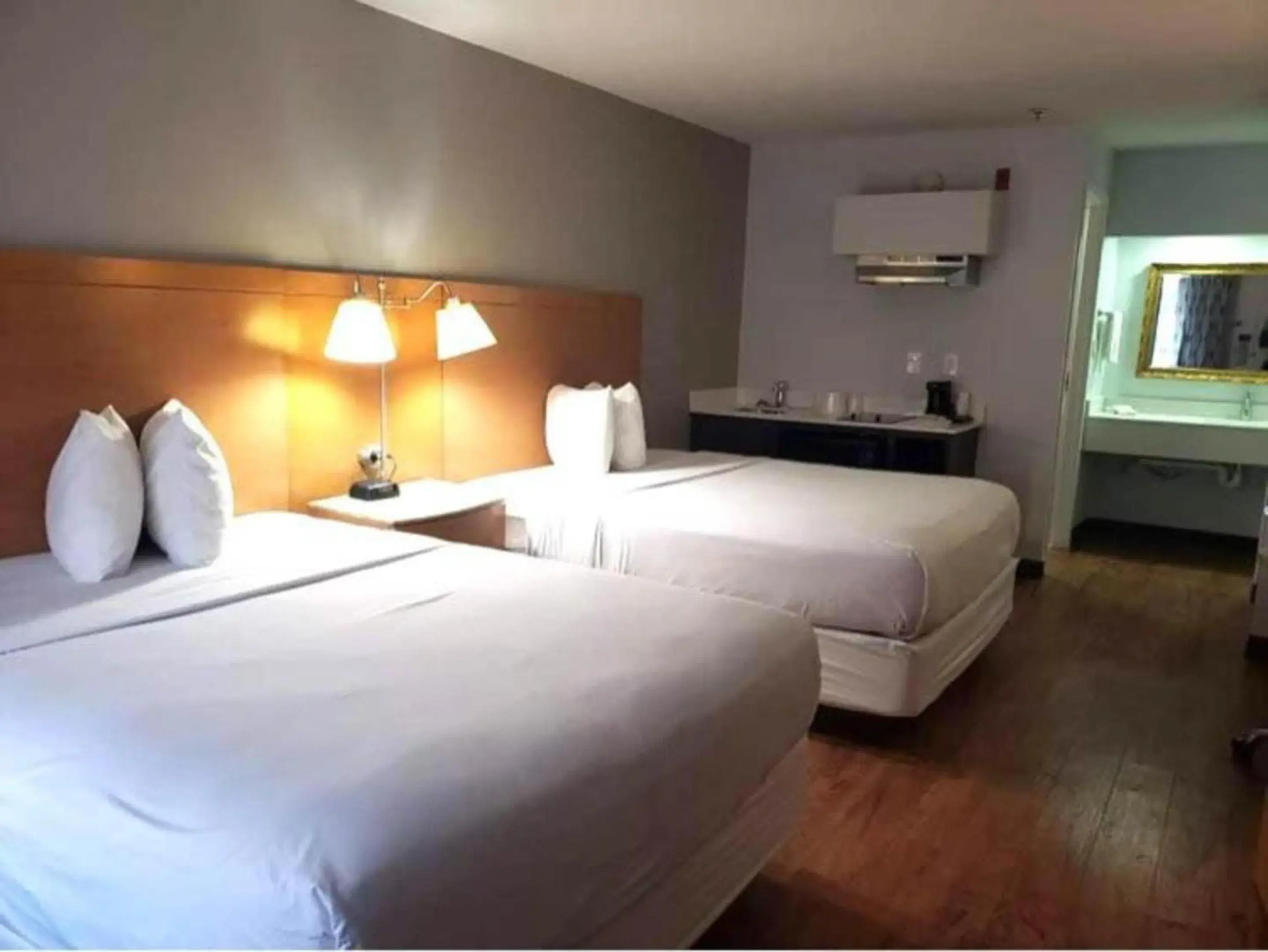 Bedroom, Bed in Studio 6 Savannah, GA- Gateway & I-95 Bedroom, Bed in Studio 6 Savannah, GA- Gateway & I-95