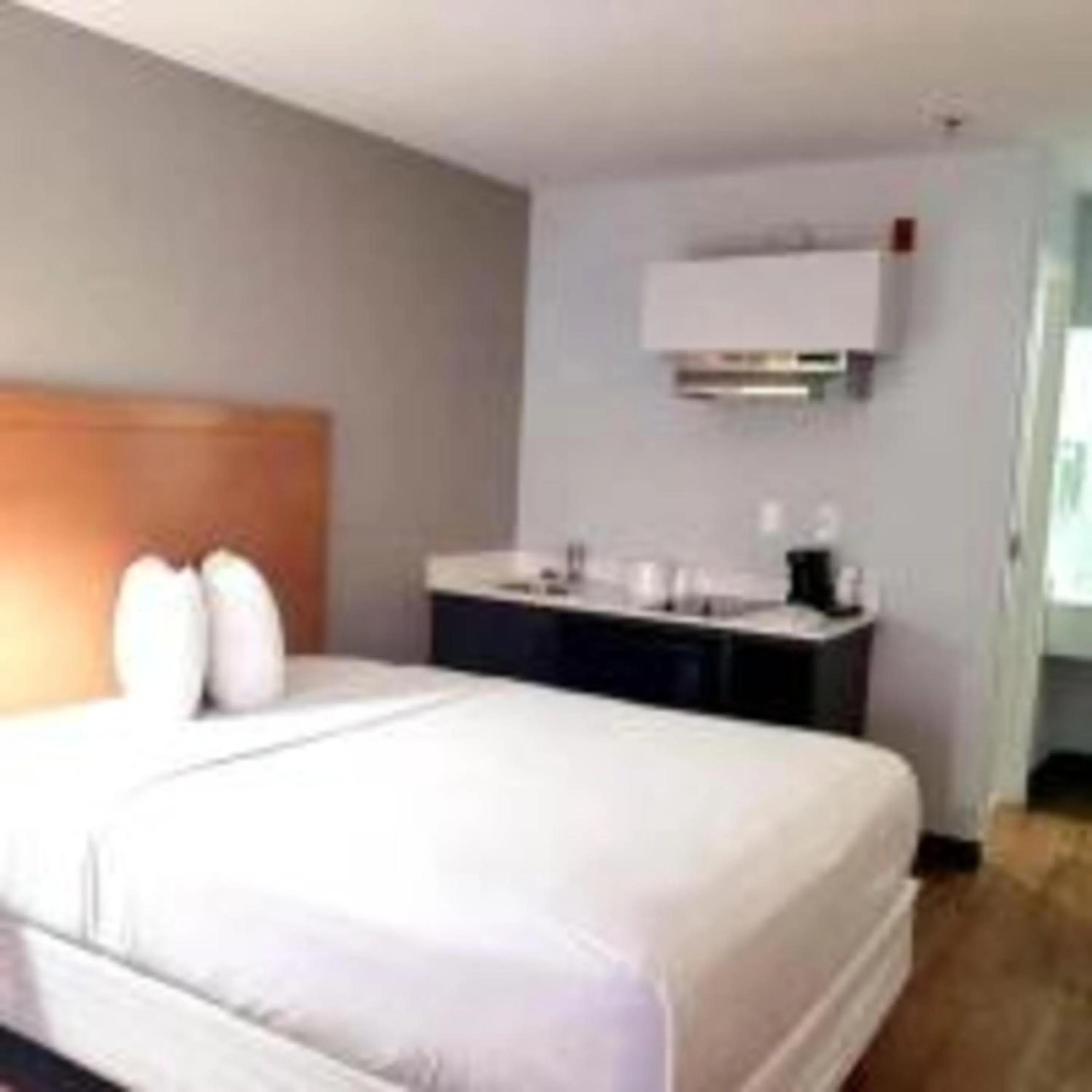 Bedroom, Bed in Studio 6 Savannah, GA- Gateway & I-95