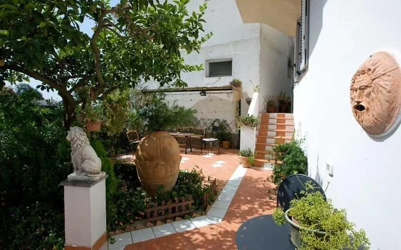 Facade/entrance in B&B Angelide