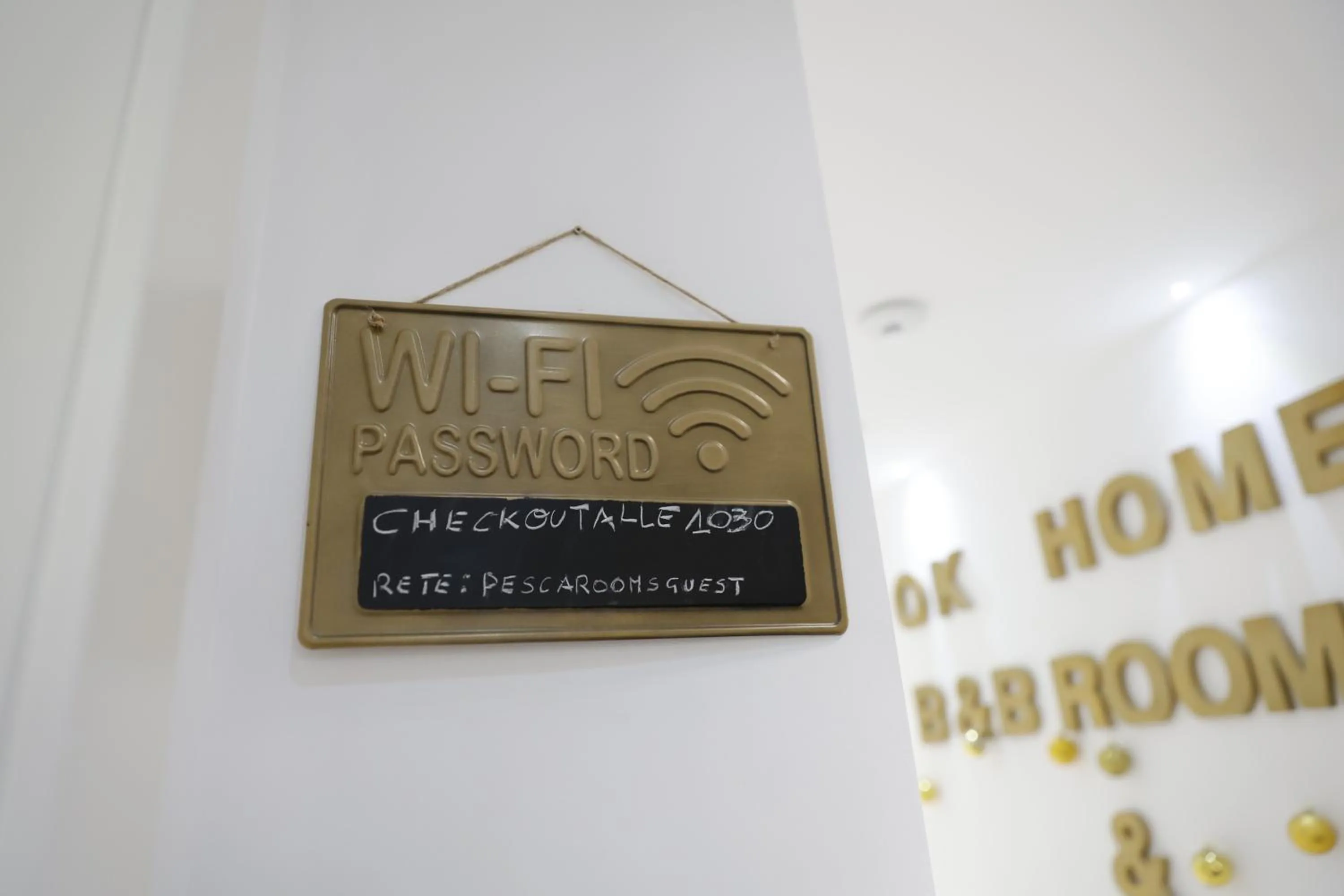 Text overlay in Ok Home Pescara Rooms