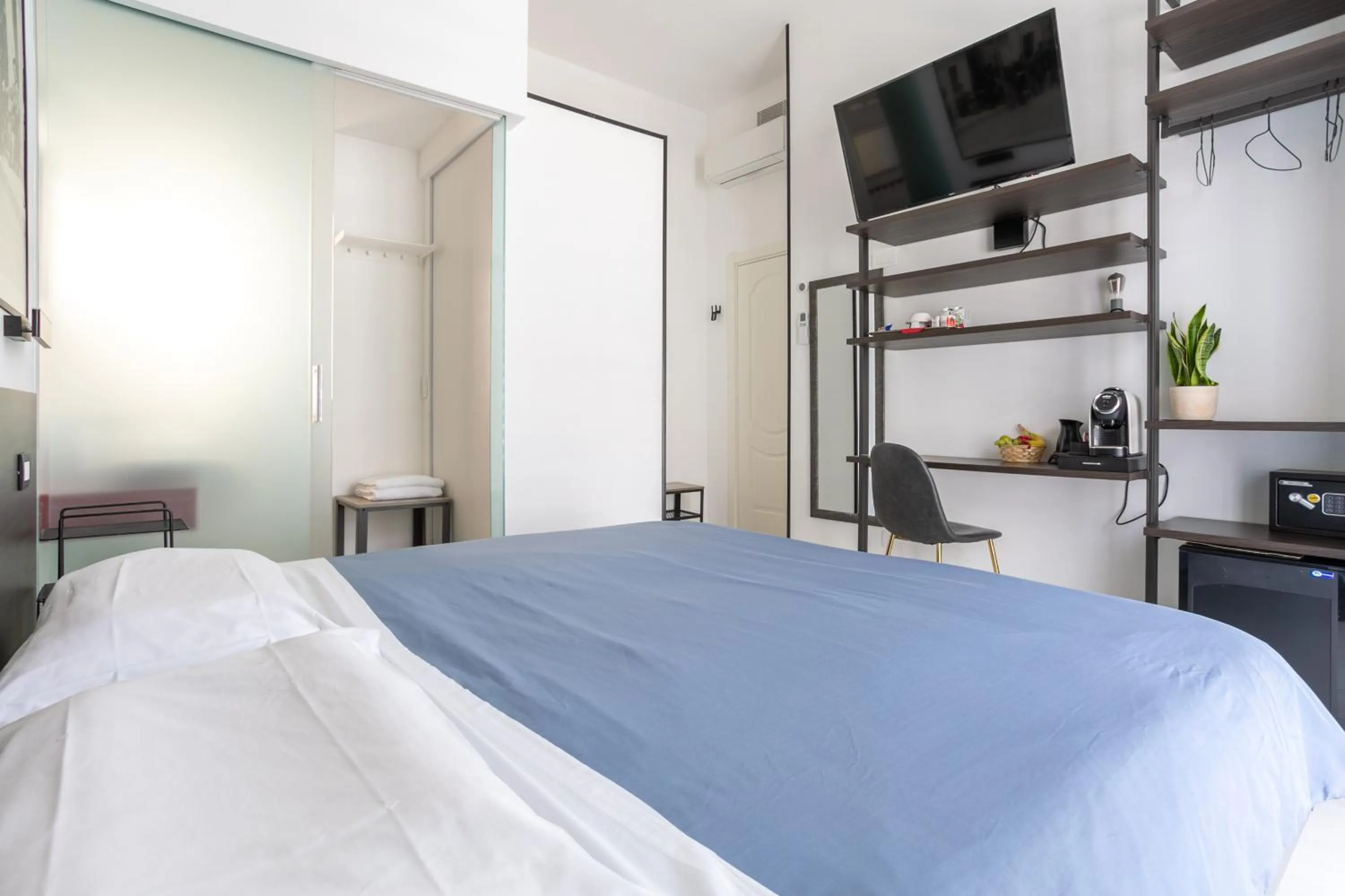 View (from property/room), Bed in Ok Home Pescara Rooms