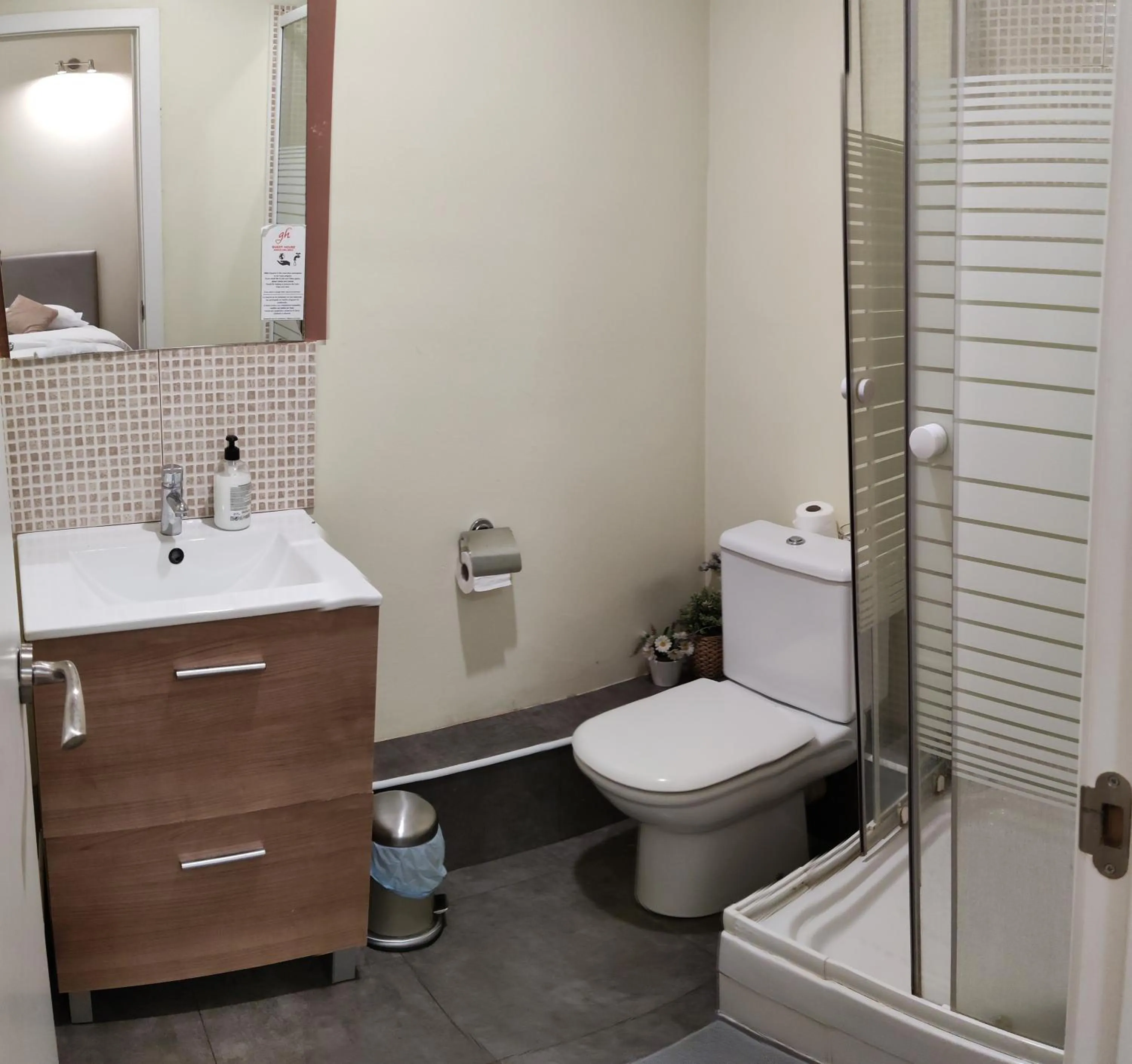 Shower in Guest House Barcelona Bruc