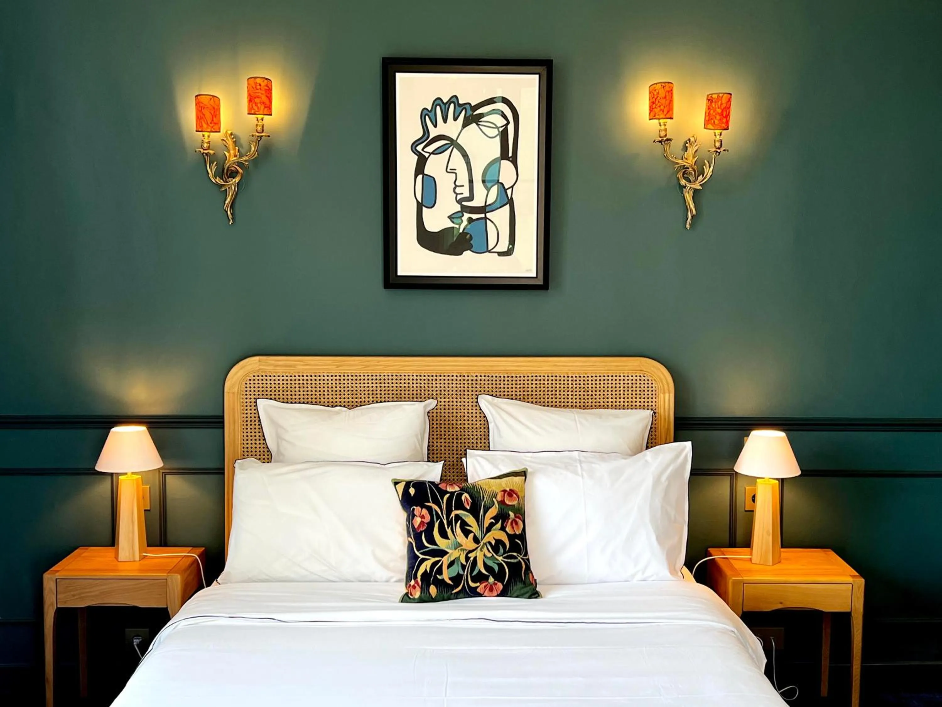 Bed in Hôtel Bristol Pau