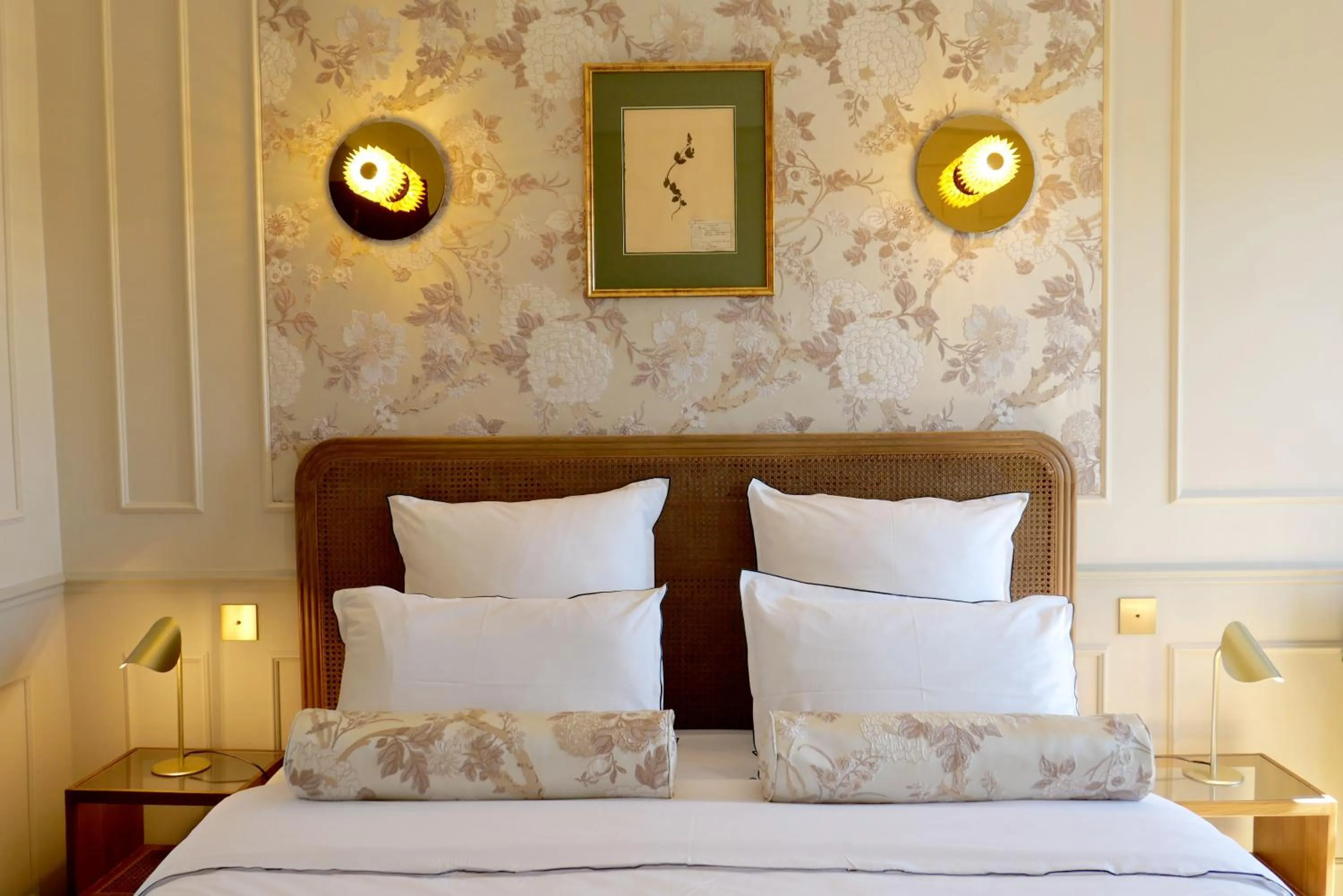 Bed in Hôtel Bristol Pau