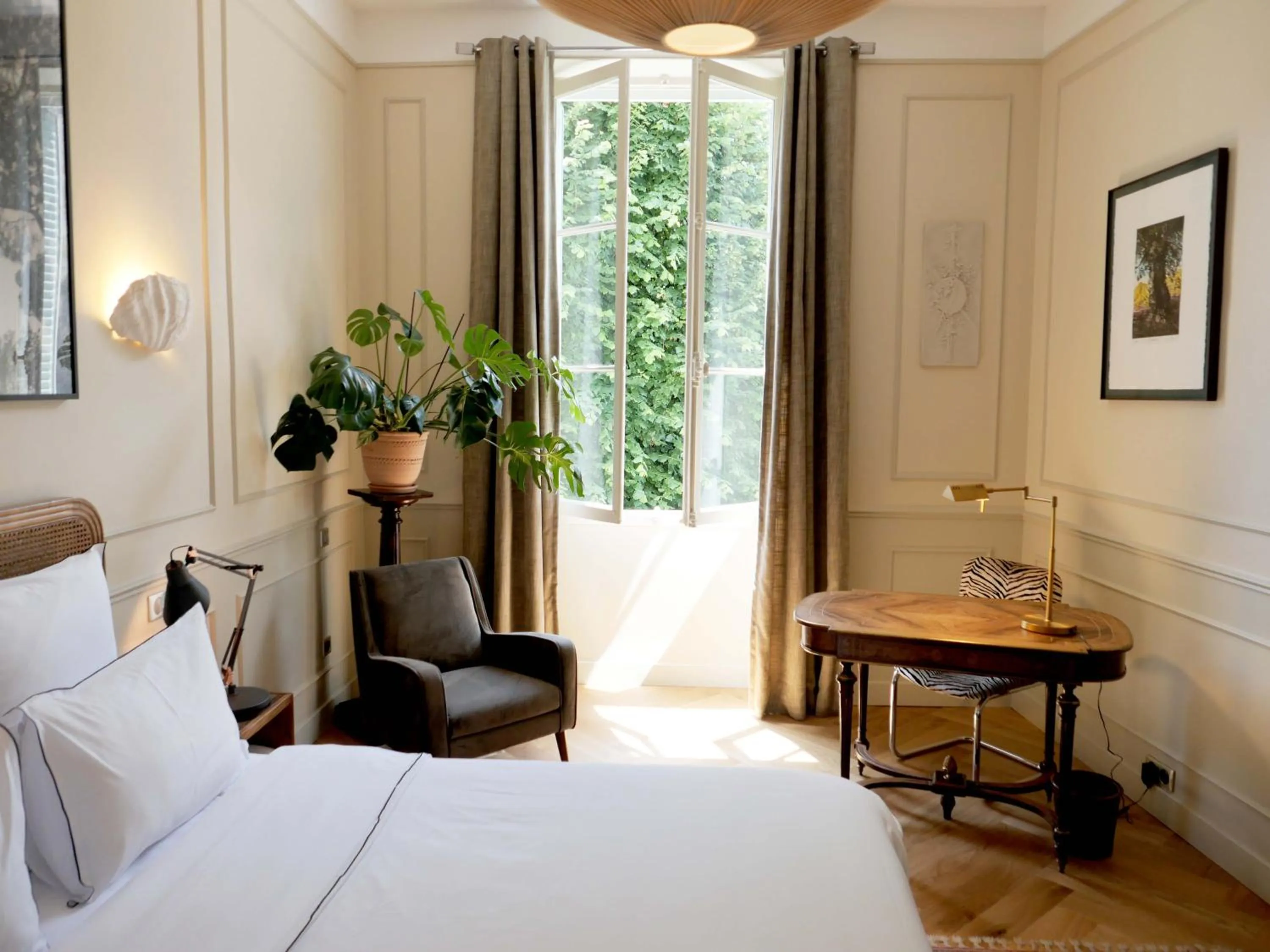 Photo of the whole room, Bed in Hôtel Bristol Pau