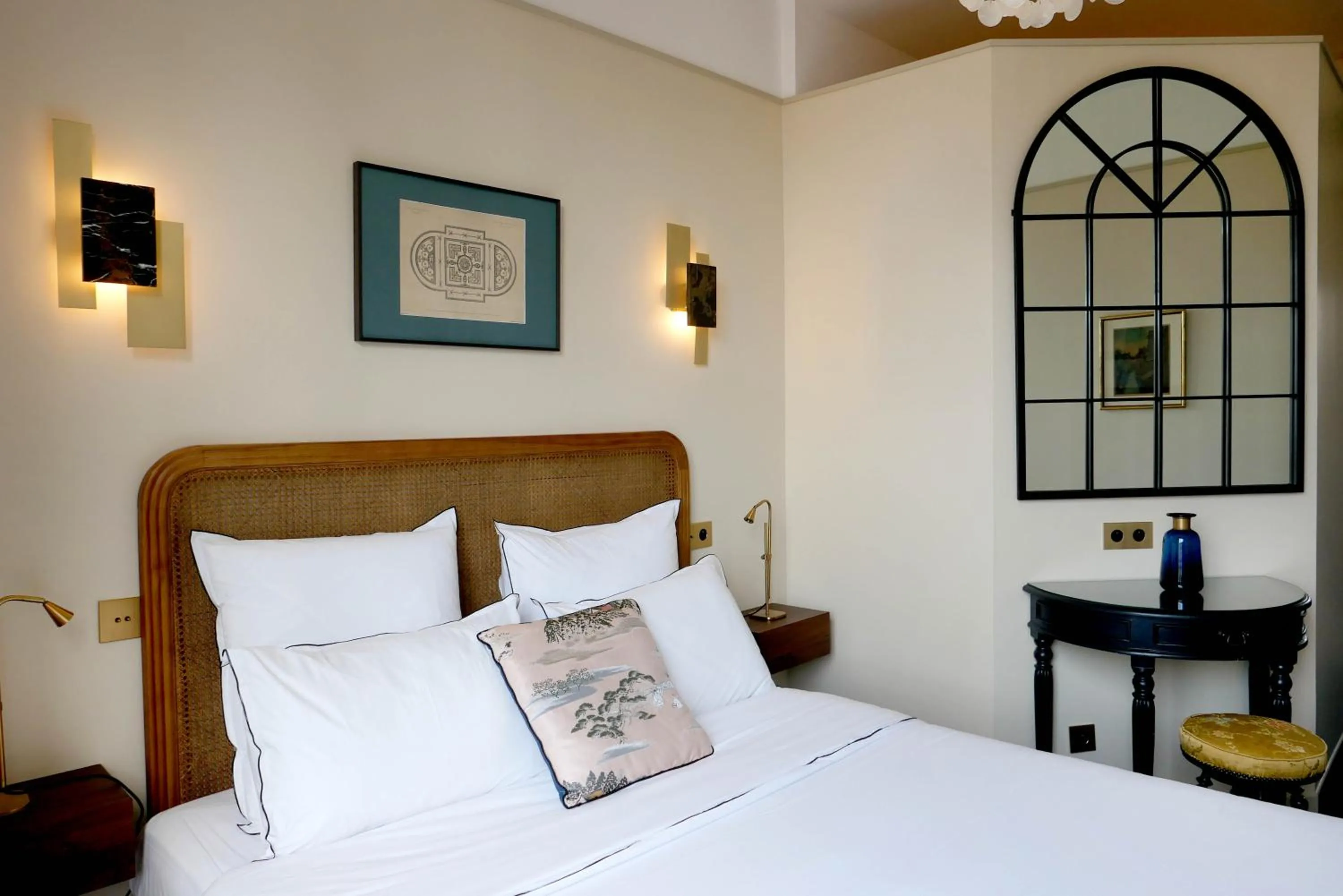 Photo of the whole room, Bed in Hôtel Bristol Pau