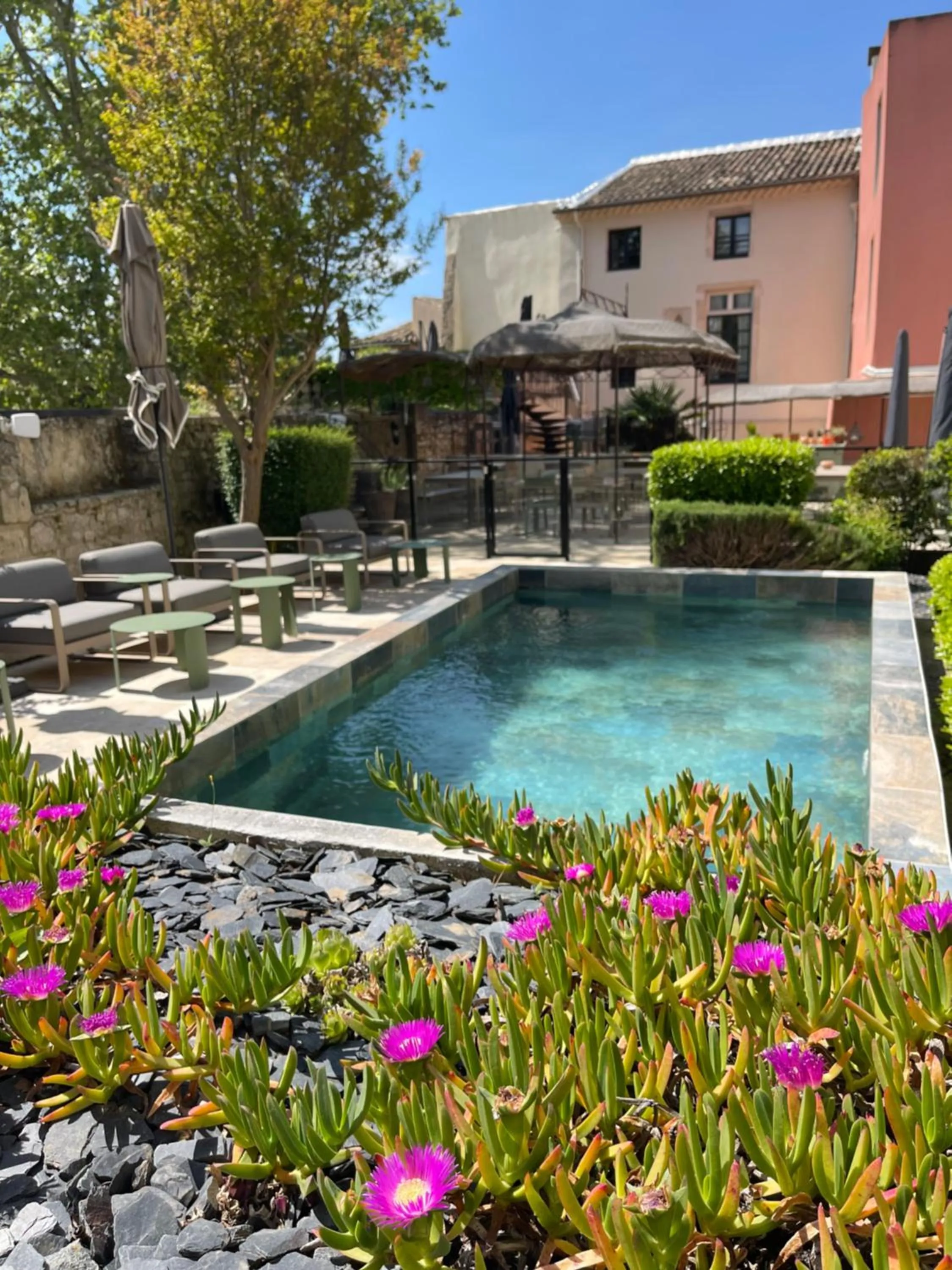 Swimming pool in Le Victoria Boutique Hôtel