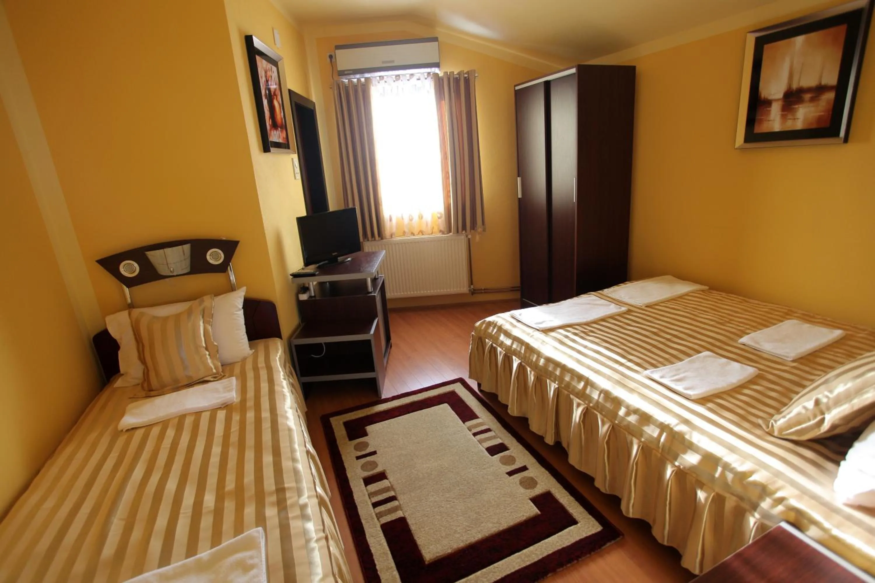 Day, Bed in Villa Atina