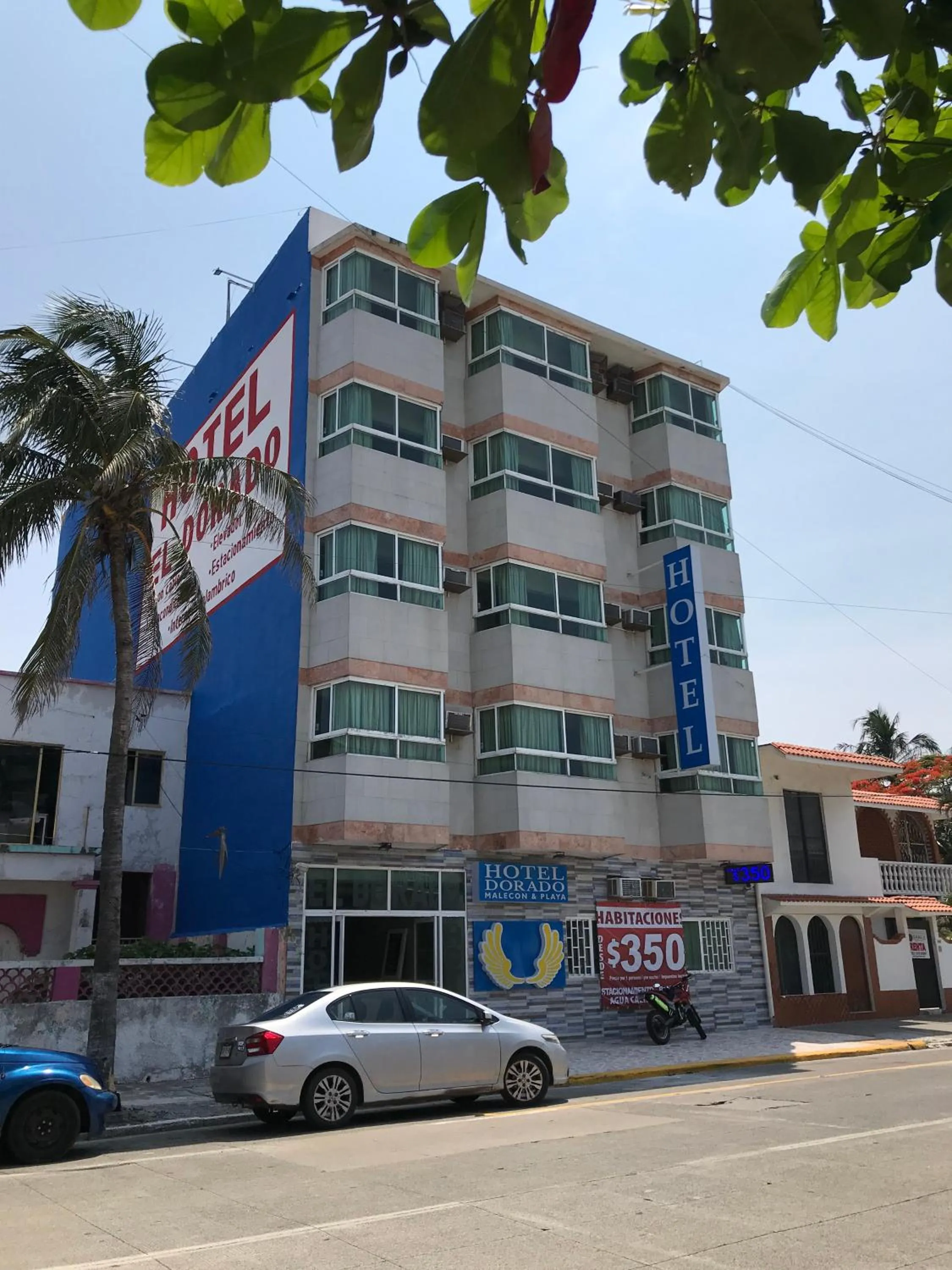 Property building in Hotel Dorado a una calle de Playa Regatas y el Malecon