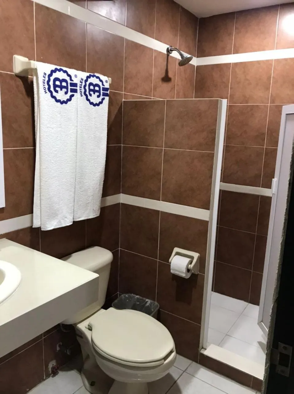 Bathroom in Hotel Dorado a una calle de Playa Regatas y el Malecon