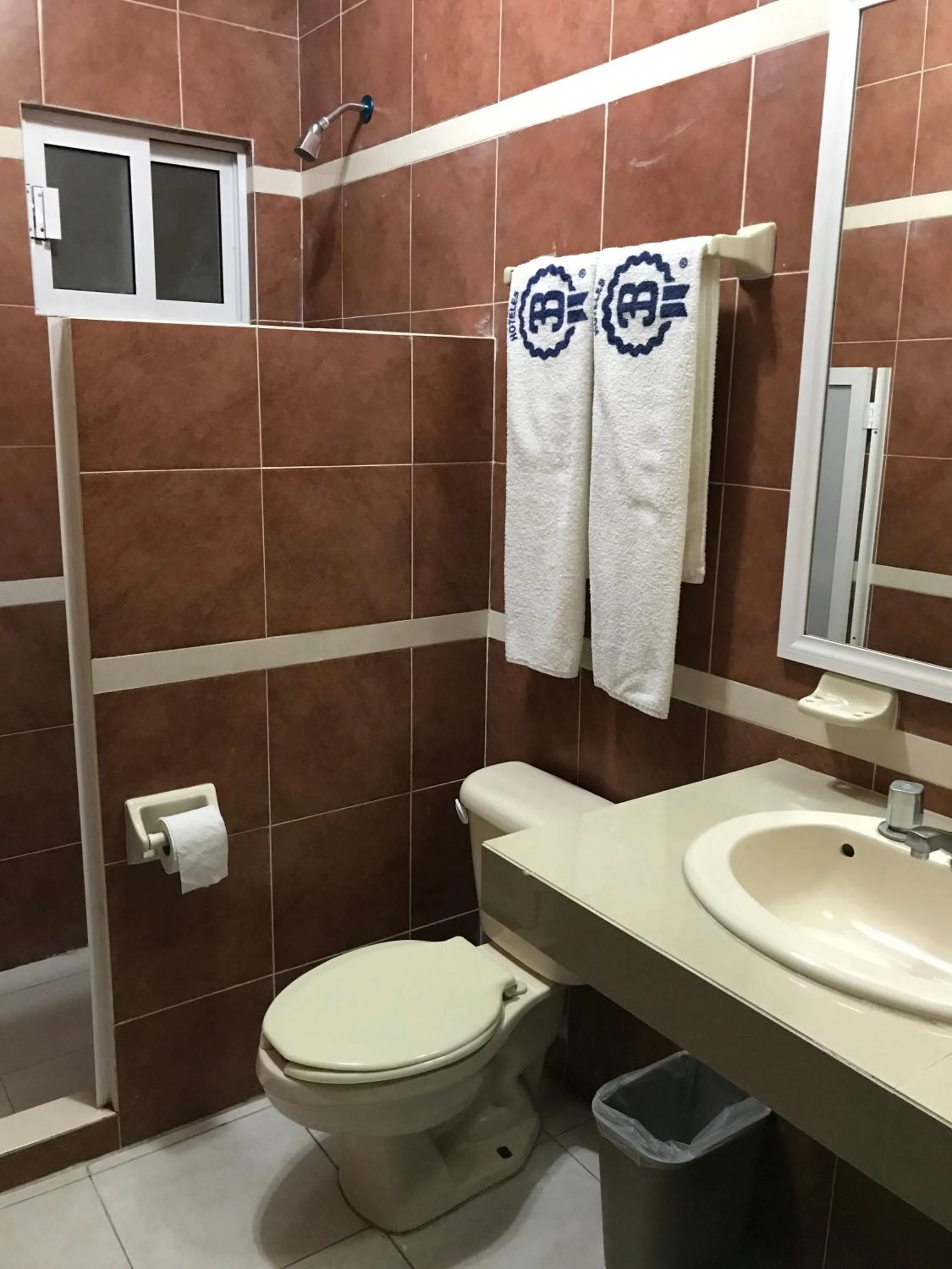 Bathroom in Hotel Dorado a una calle de Playa Regatas y el Malecon