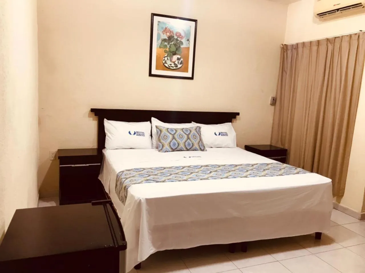 Photo of the whole room, Bed in Hotel Dorado a una calle de Playa Regatas y el Malecon