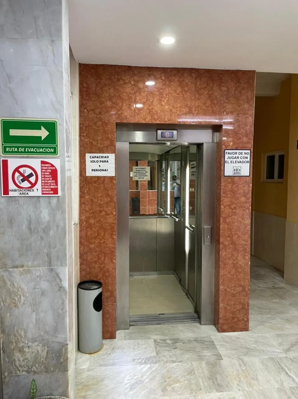 Lobby or reception in Hotel Dorado a una calle de Playa Regatas y el Malecon