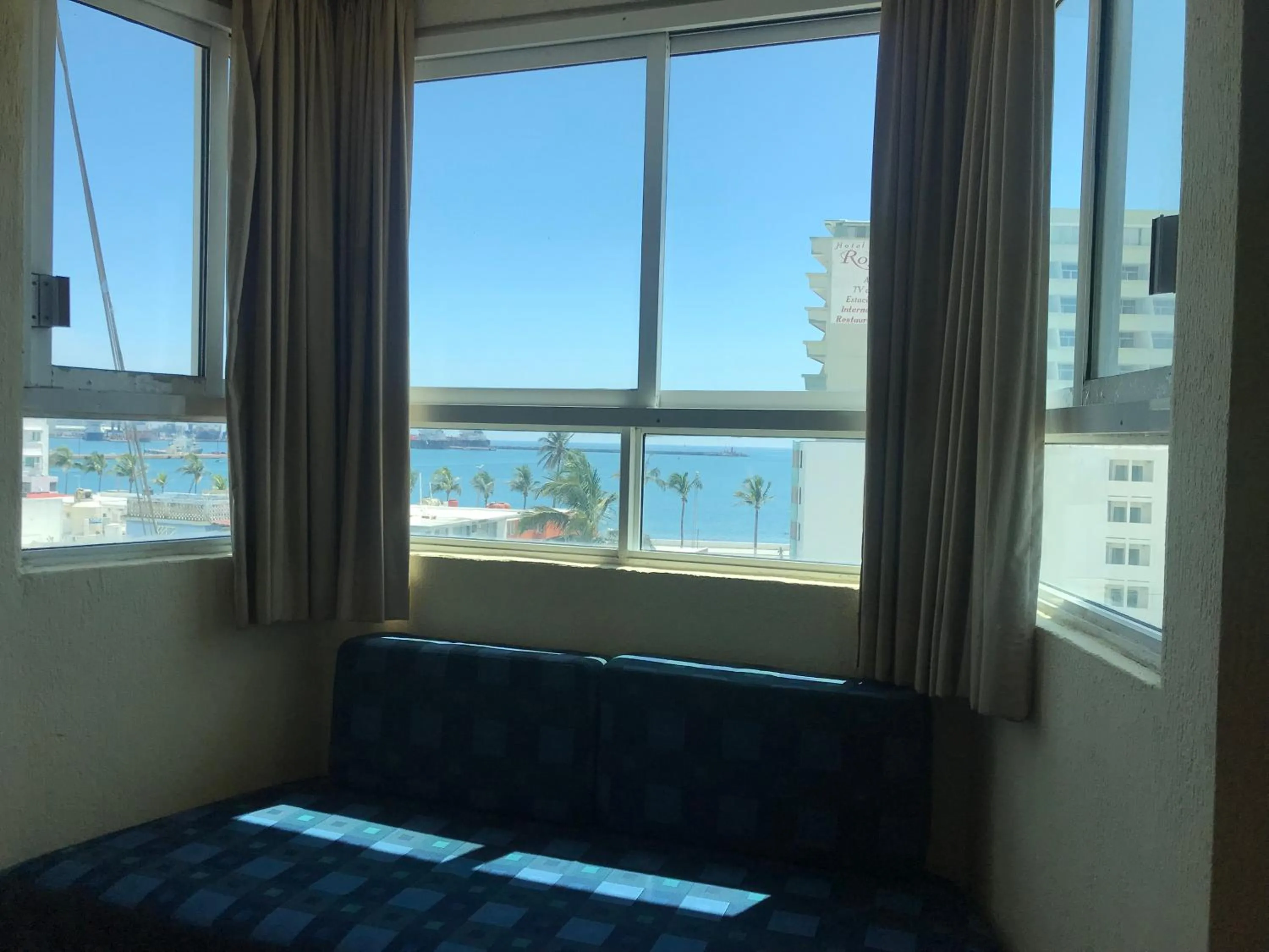 Sea view, Bed in Hotel Dorado a una calle de Playa Regatas y el Malecon