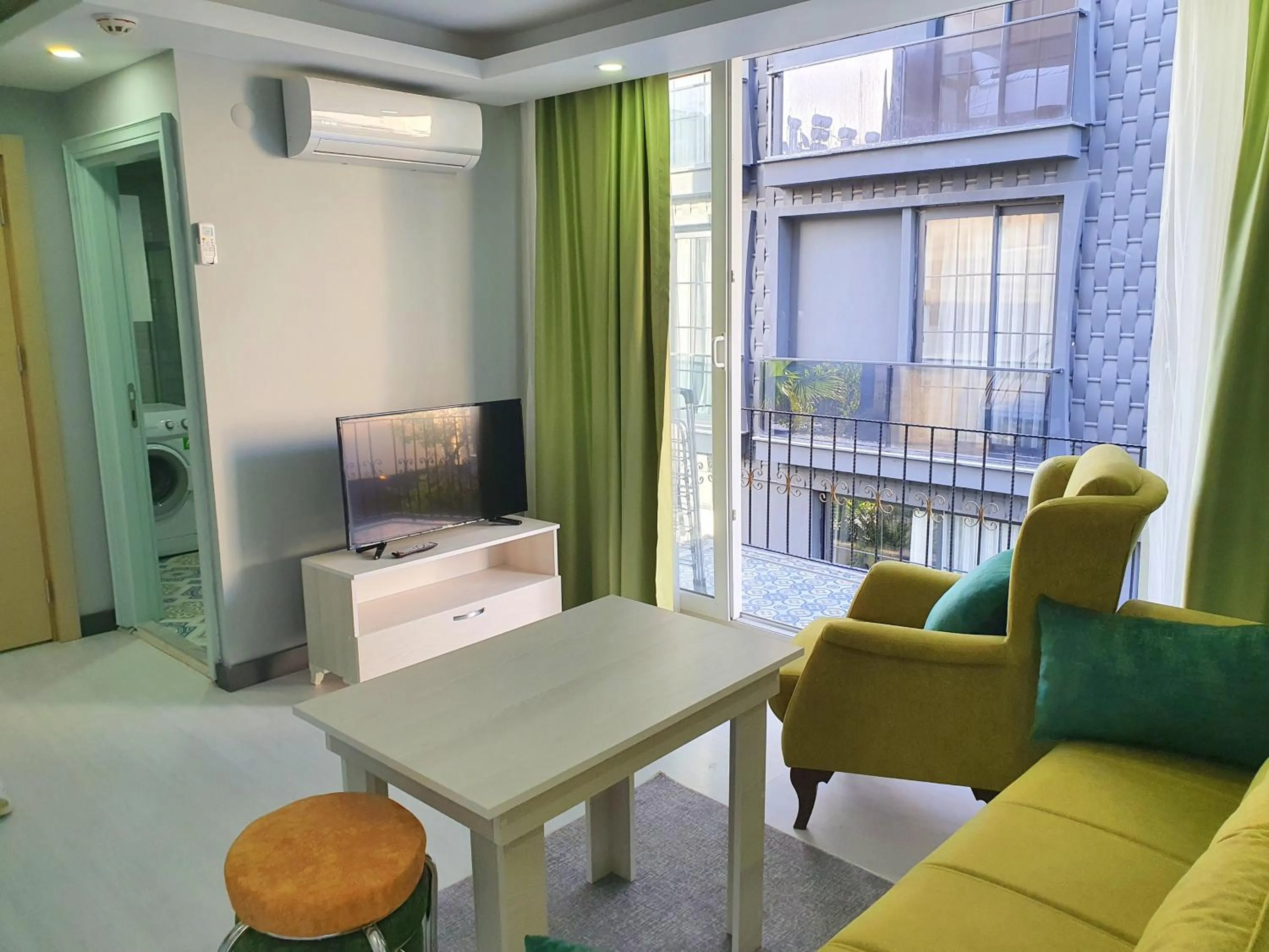 TV and multimedia in Home Mood Apart Hotel