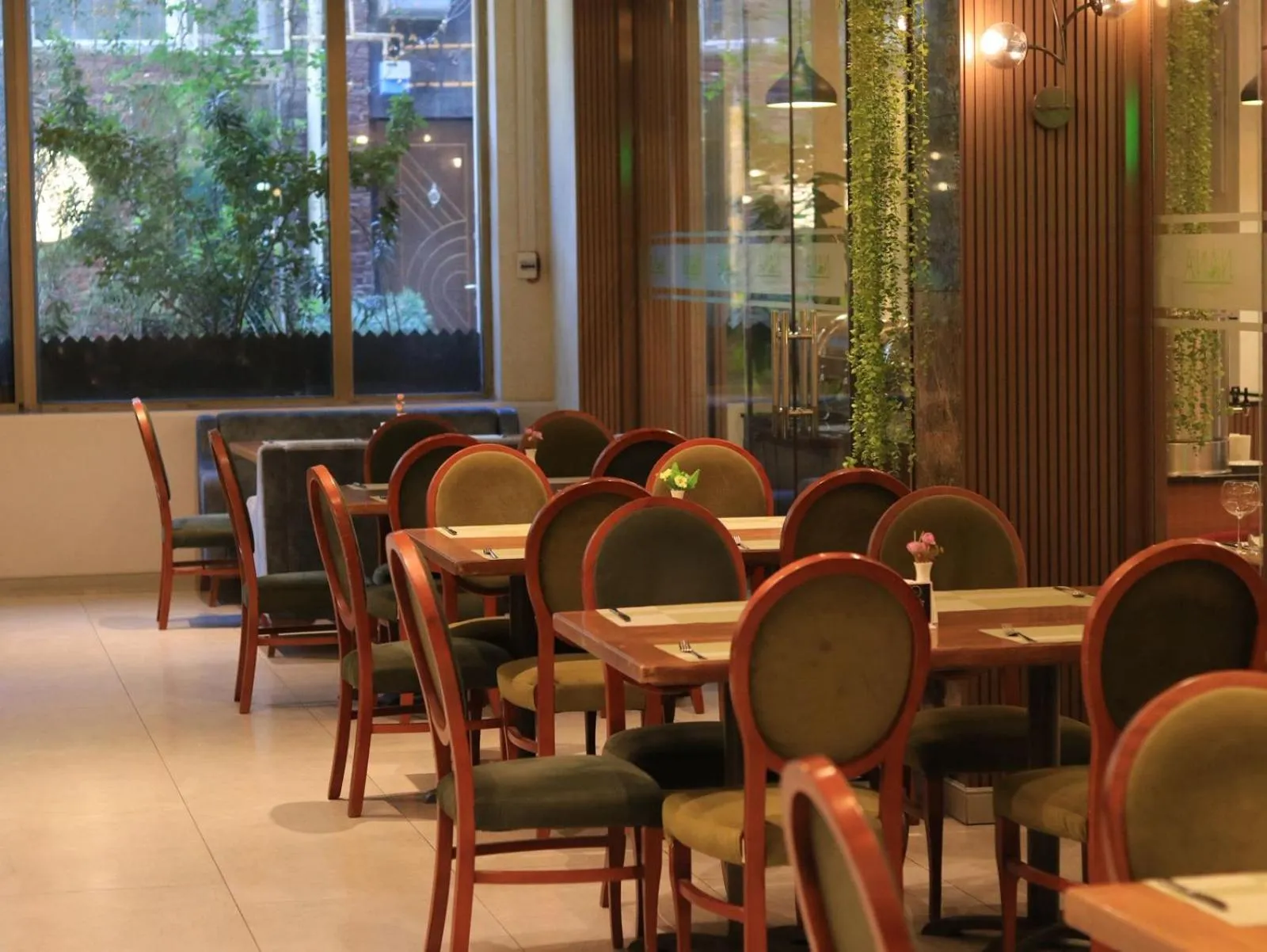 Restaurant/places to eat in Grand Midway Hotel