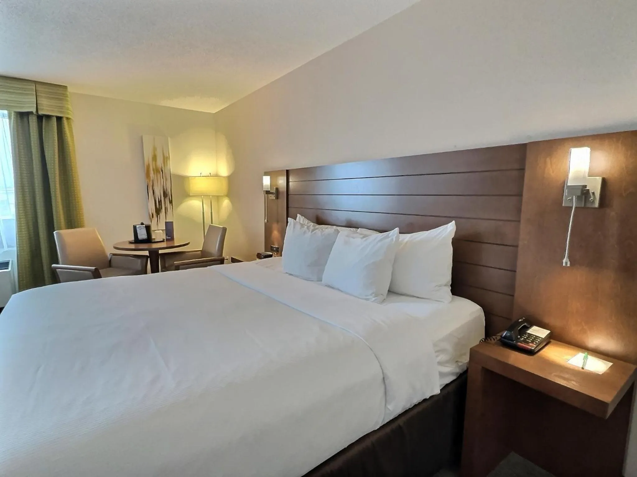 Photo of the whole room, Bed in Quality Inn Rouyn-Noranda
