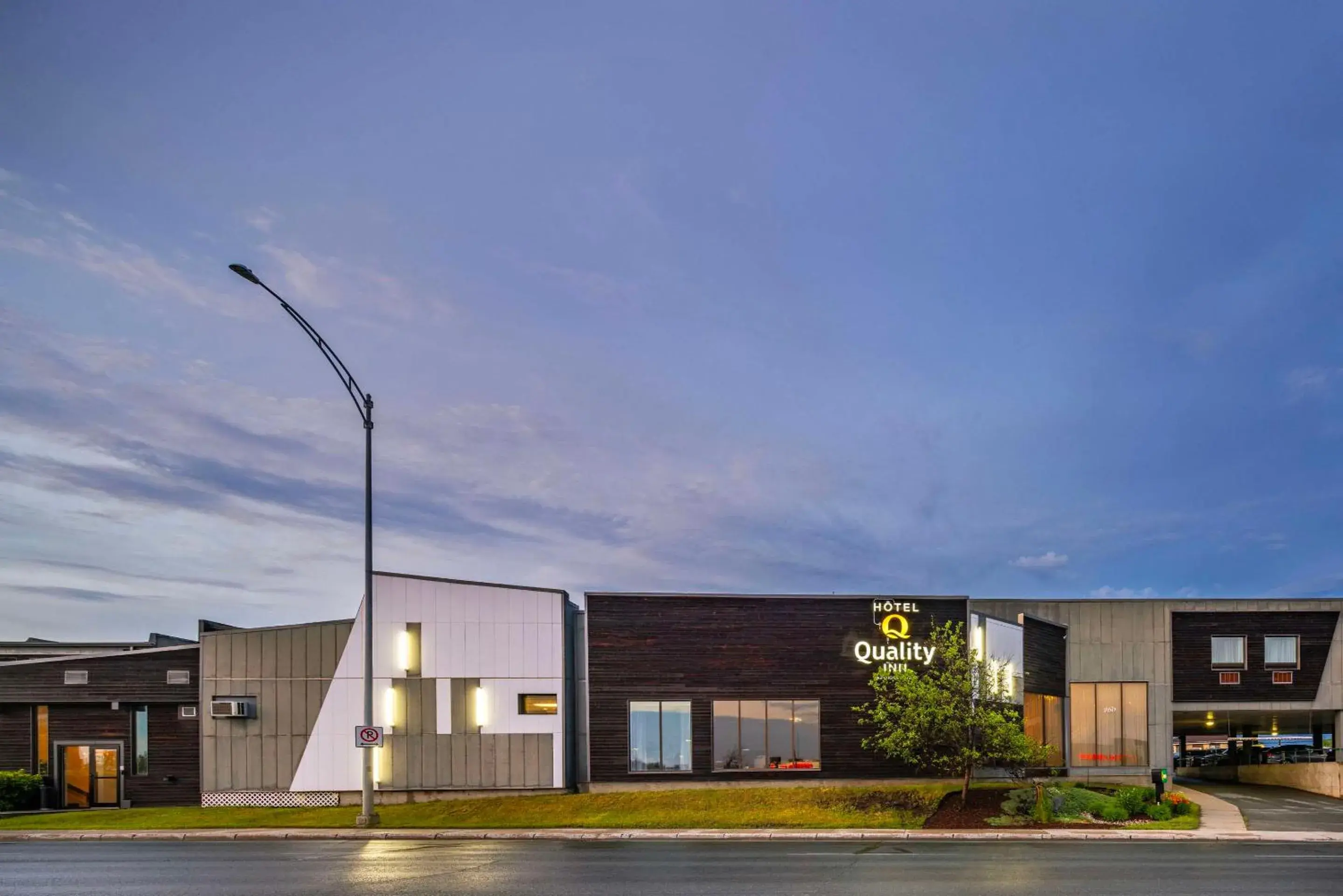 Property building in Quality Inn Rouyn-Noranda Property building in Quality Inn Rouyn-Noranda